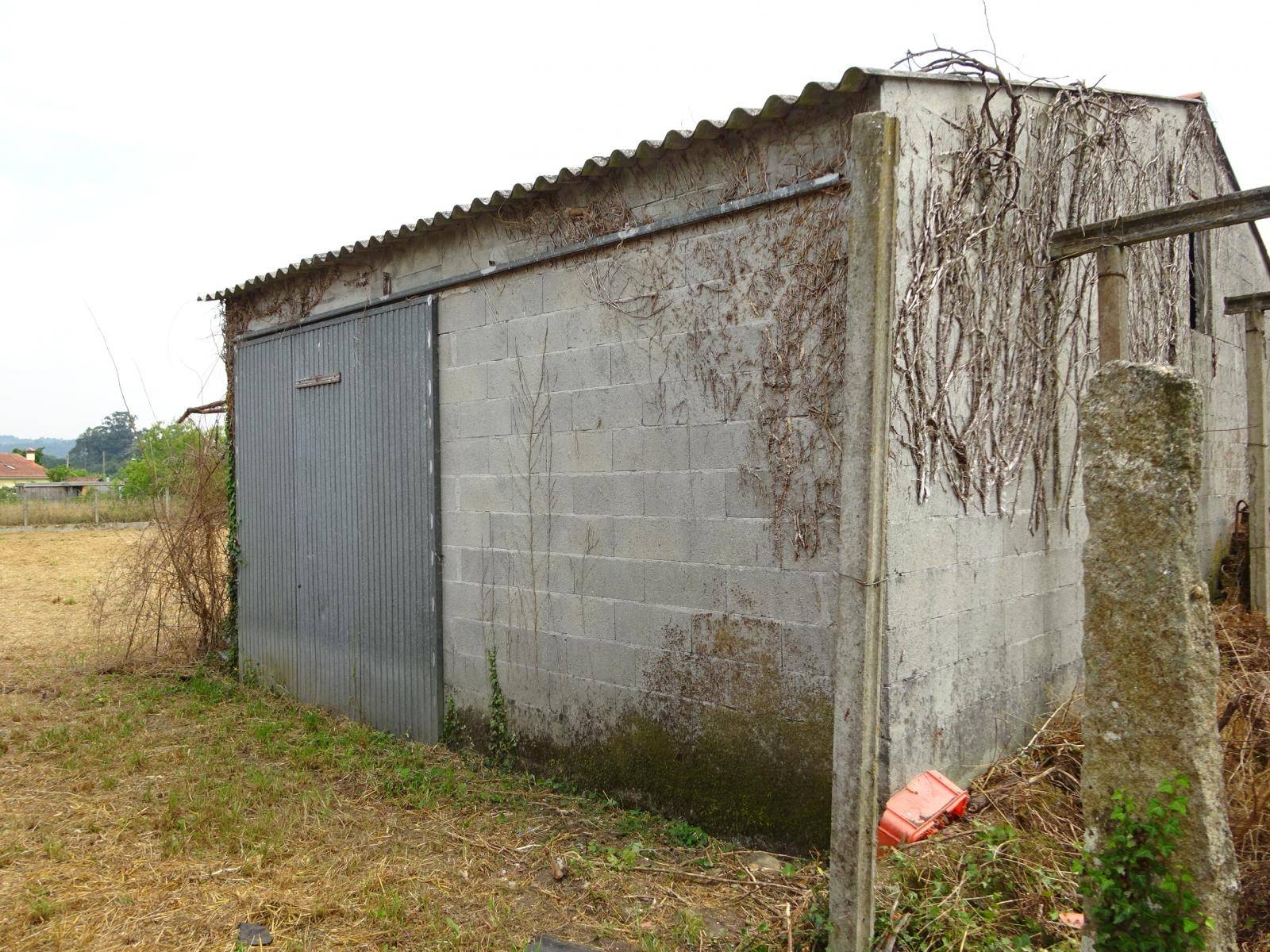 CASA DE PIEDRA CON ALMACEN Y AMPLIO TERRENO AL LADO DE BERTAMIRANS