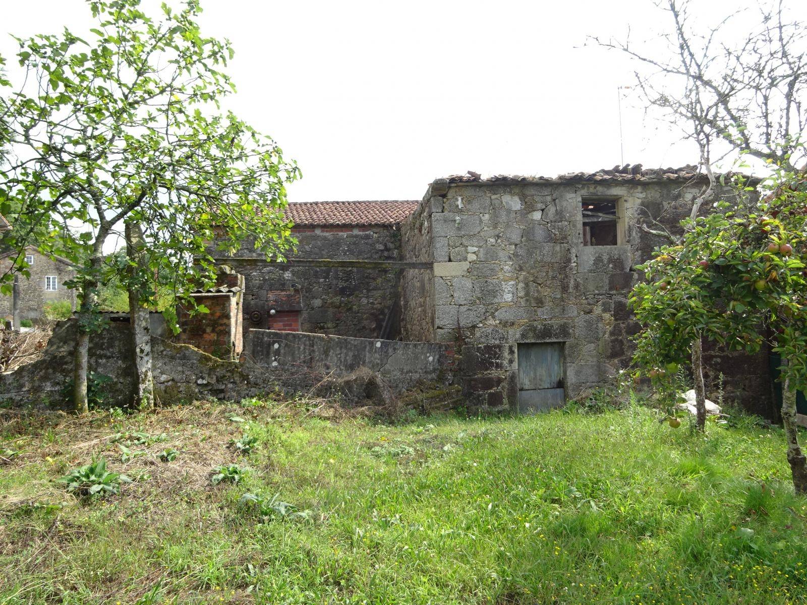 CASA DE PIEDRA CON FINCA SEGREGABLE ZONA TRASMONTE, AMES