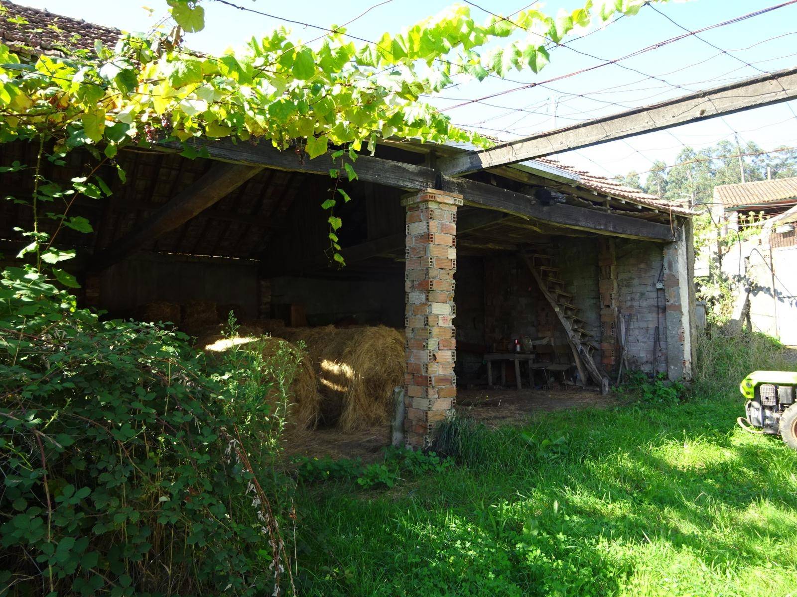 CASA DE PIEDRA CON ALMACEN Y TERRENO ZONA RARIS, TEO