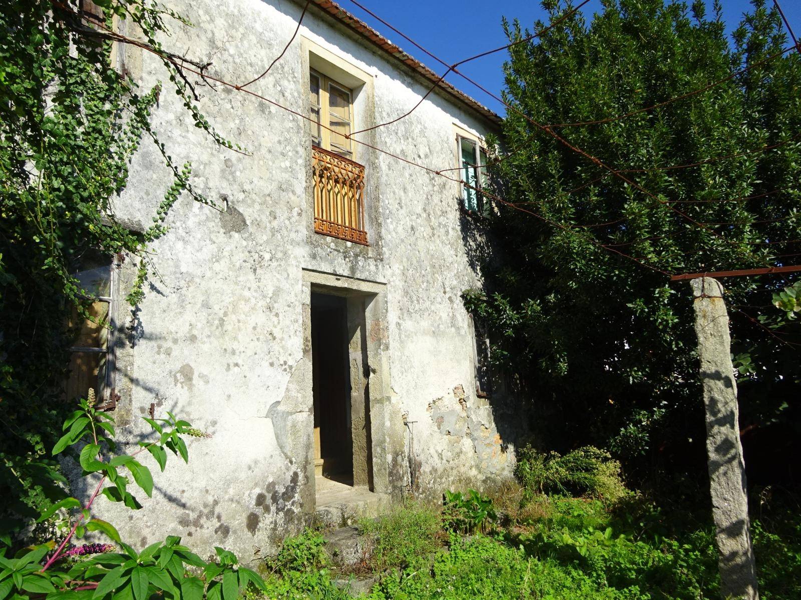 CASA DE PIEDRA CON ALMACEN Y TERRENO ZONA RARIS, TEO