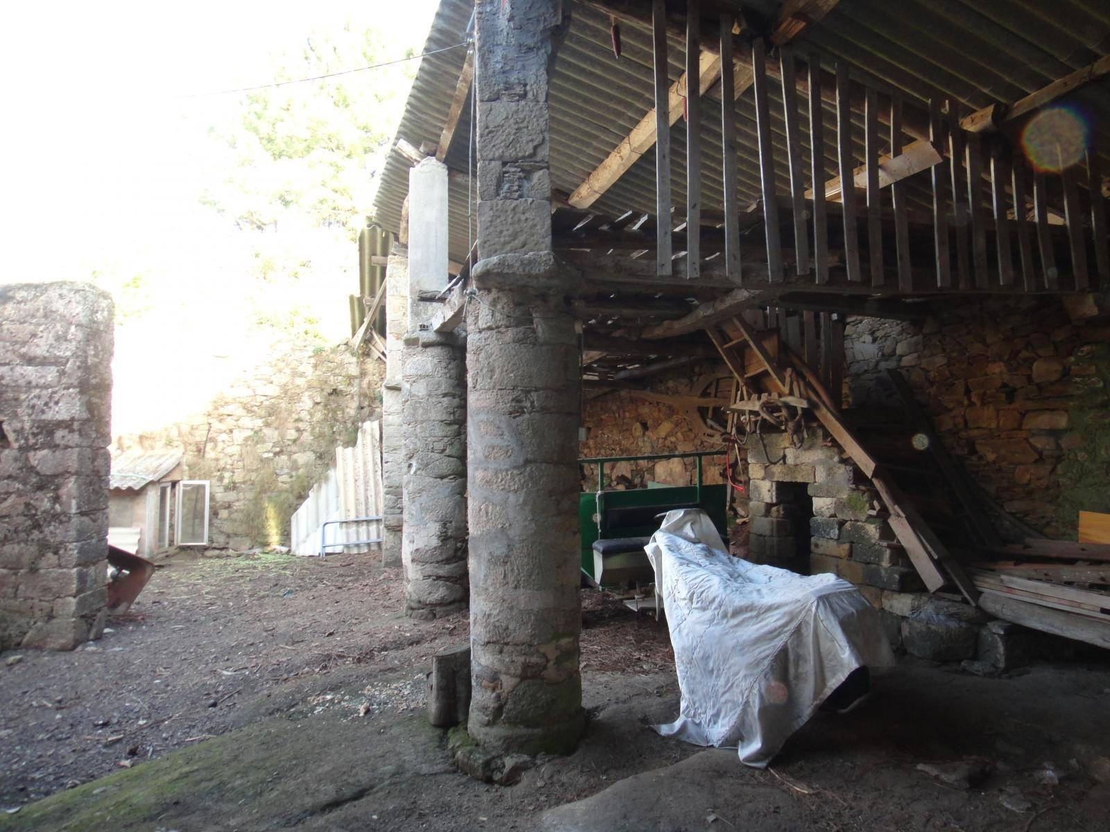 CASA DE PIEDRA A REFORMAR CON TERRENO AMPLIO, ZONA NOIA