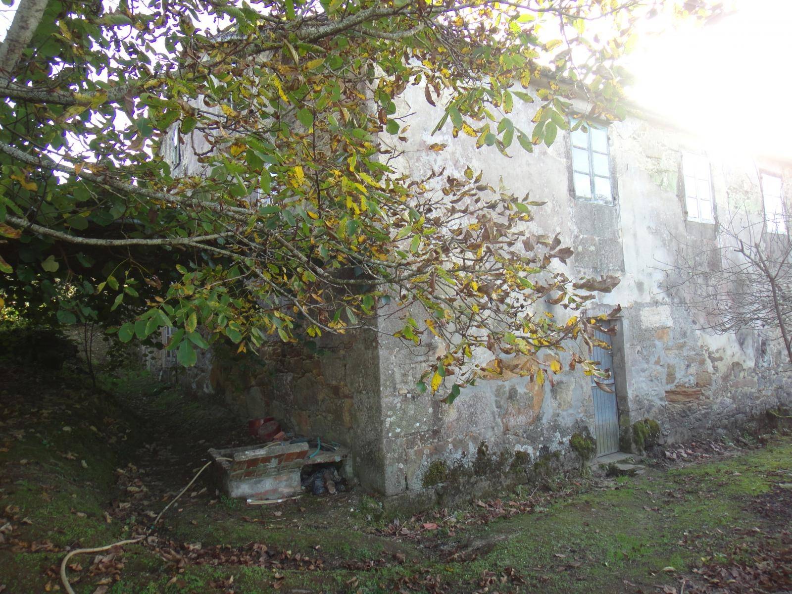 CASA DE PIEDRA A REFORMAR CON TERRENO AMPLIO, ZONA NOIA