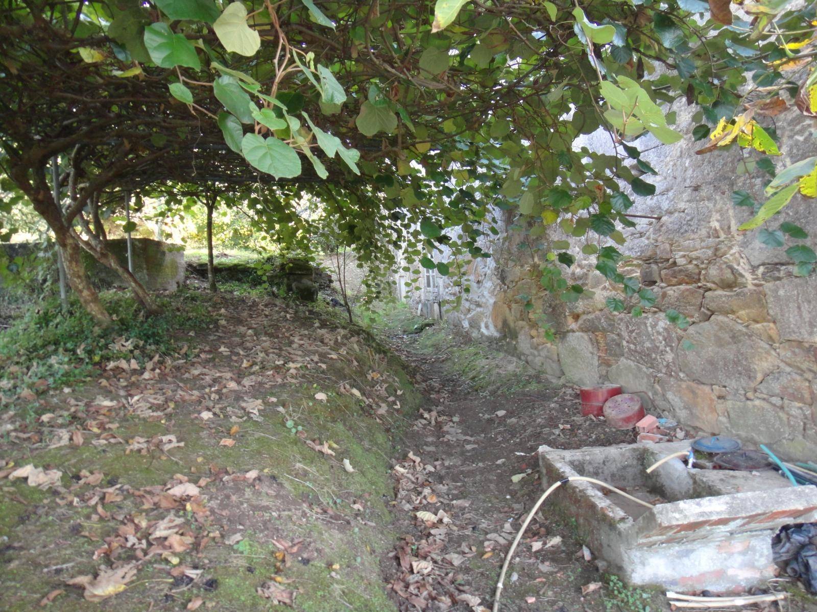 CASA DE PIEDRA A REFORMAR CON TERRENO AMPLIO, ZONA NOIA