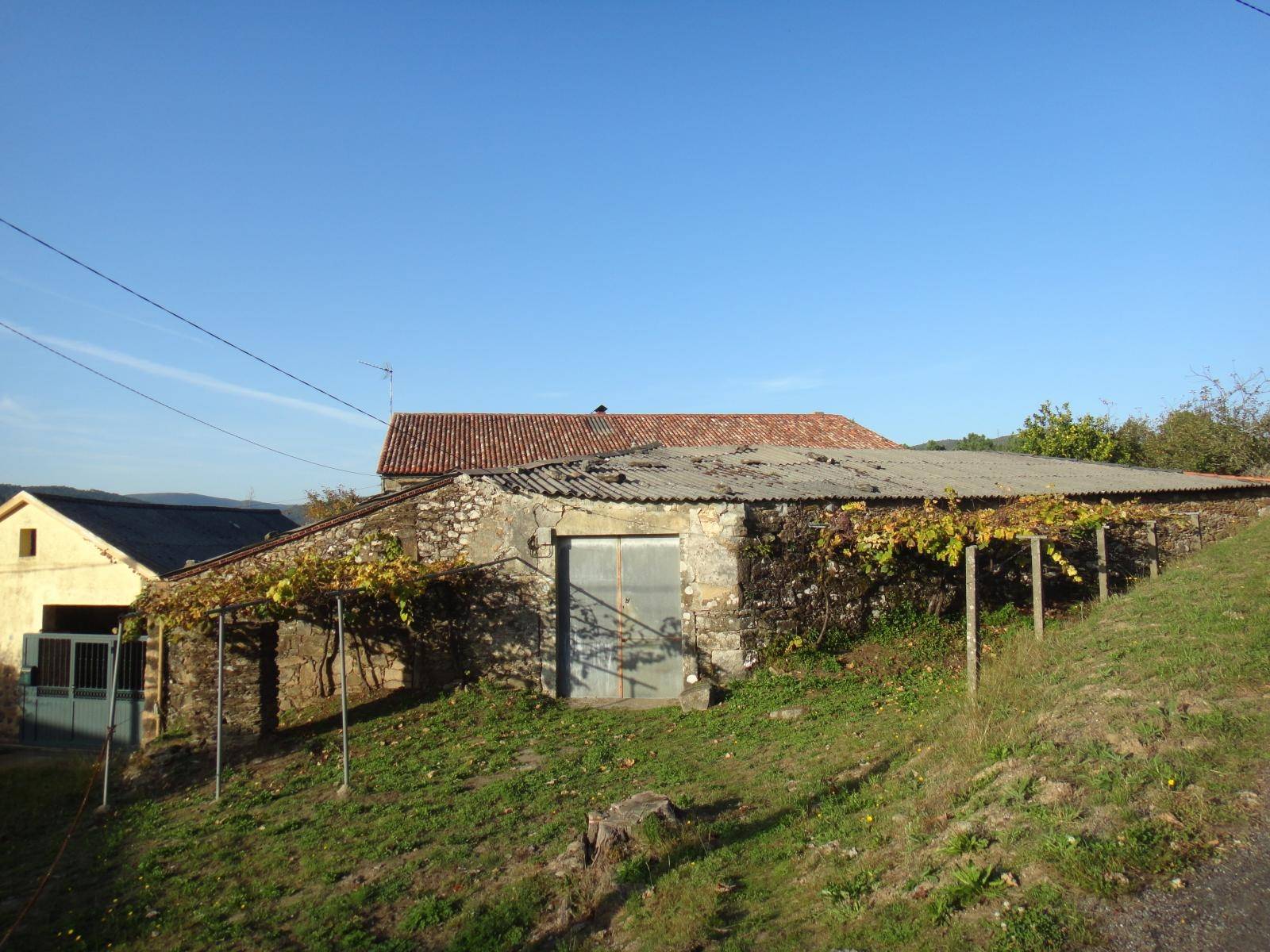 CASA DE PIEDRA A REFORMAR CON TERRENO AMPLIO, ZONA NOIA