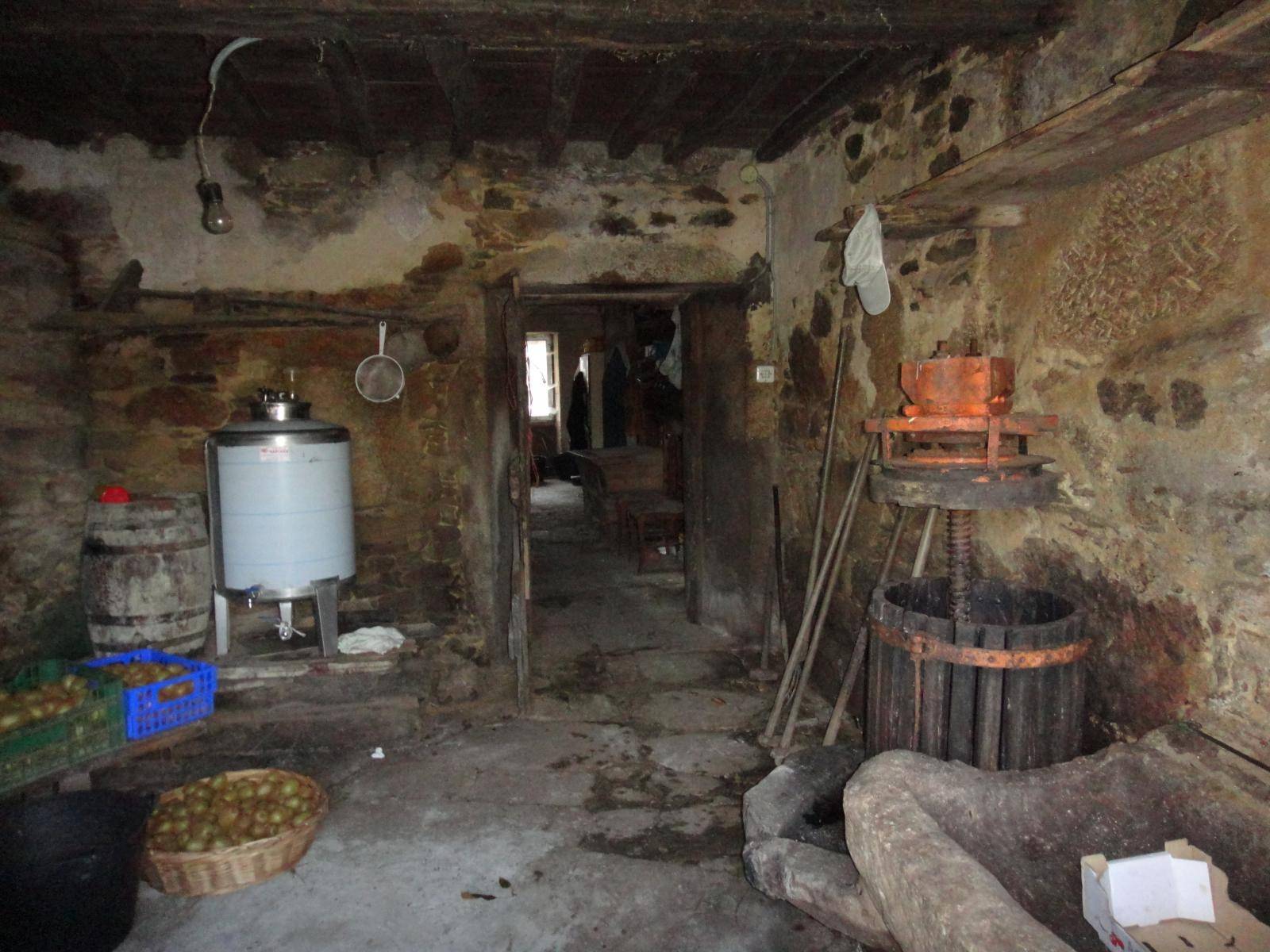 CASA DE PIEDRA A REFORMAR CON TERRENO AMPLIO, ZONA NOIA