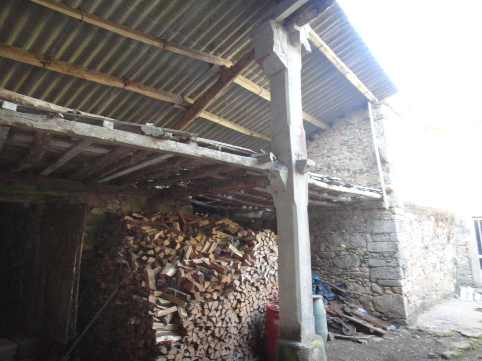 CASA DE PIEDRA A REFORMAR CON TERRENO AMPLIO, ZONA NOIA