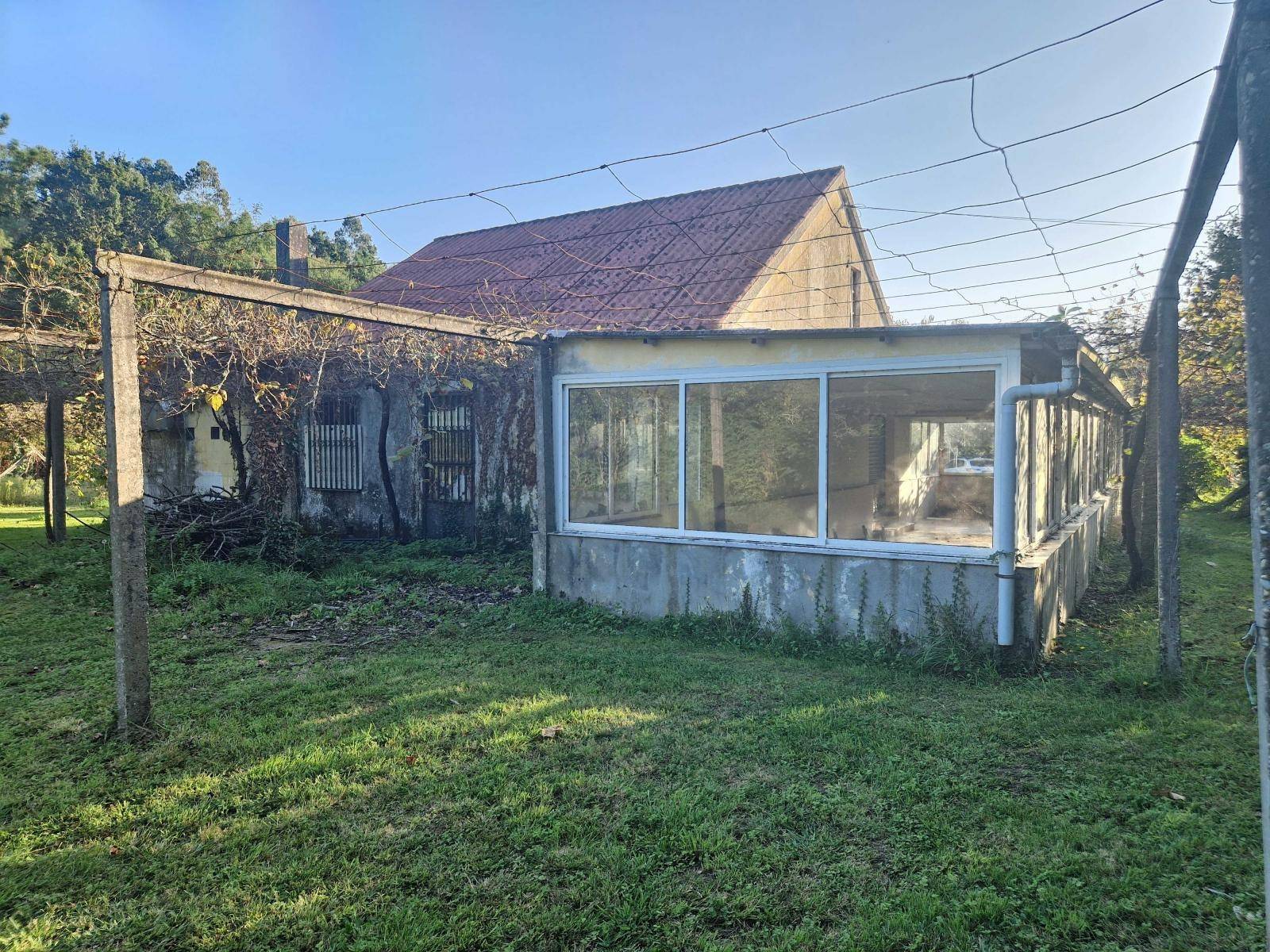 CASA CON ALMACENES Y AMPLIO TERRENO EN O TREMO, BRION