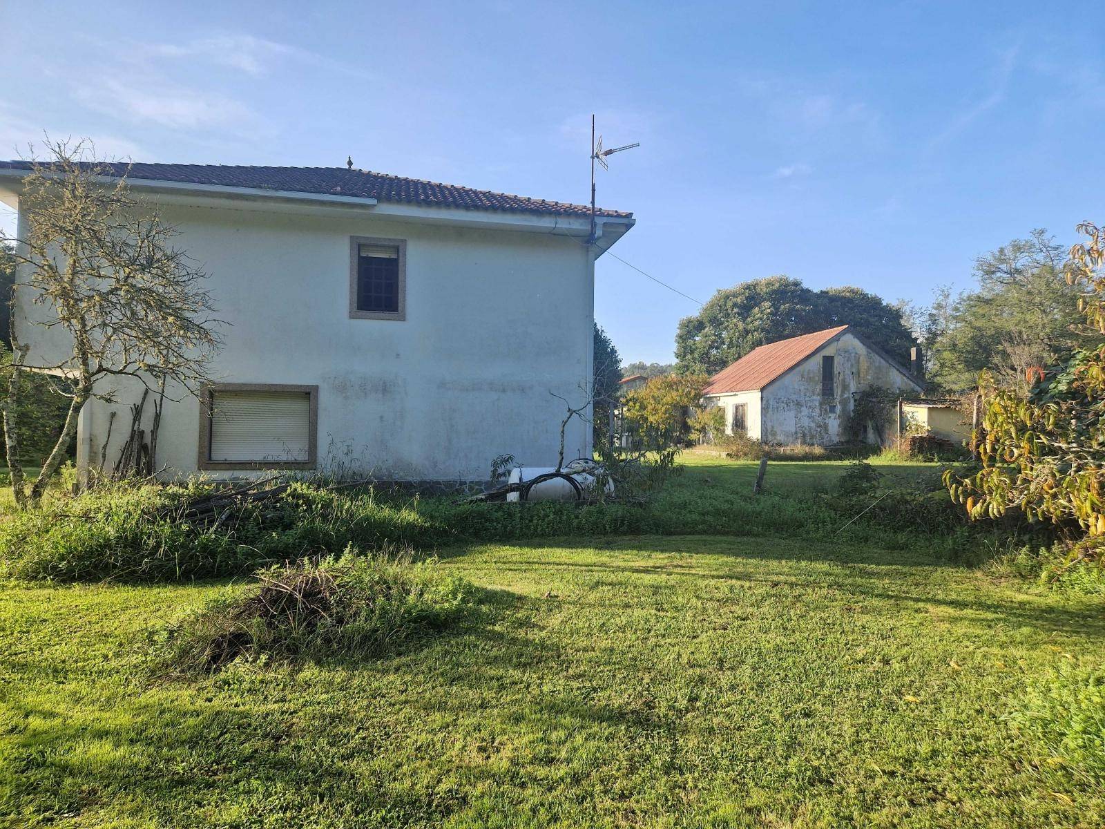 CASA CON ALMACENES Y AMPLIO TERRENO EN O TREMO, BRION