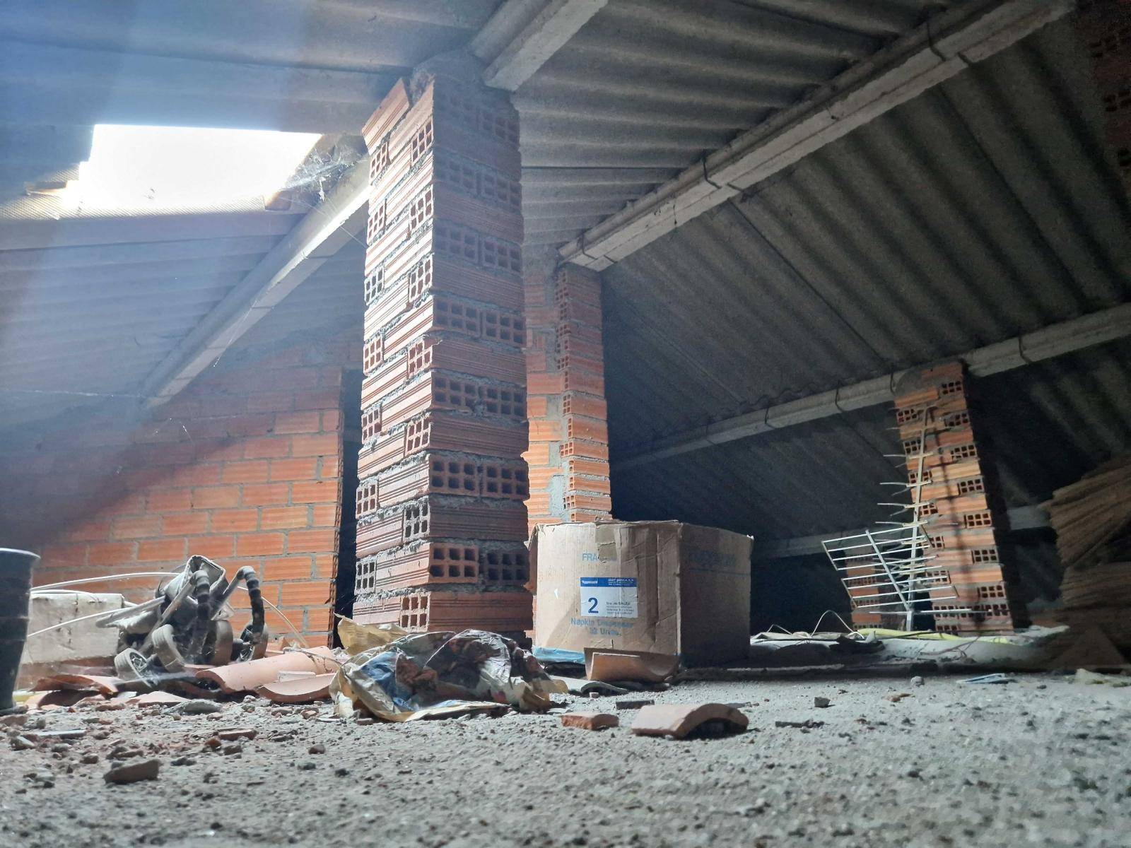 Hus till salu i Brión