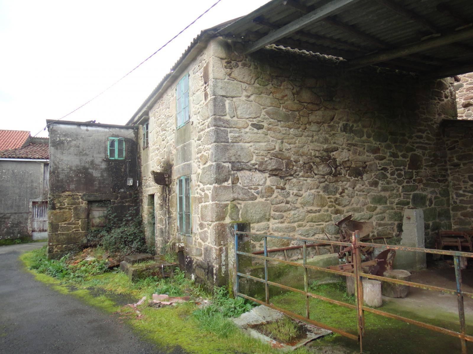 CASA AMPLIA PARA REFORMAR CON TERRENO APARTE EN NEGREIRA