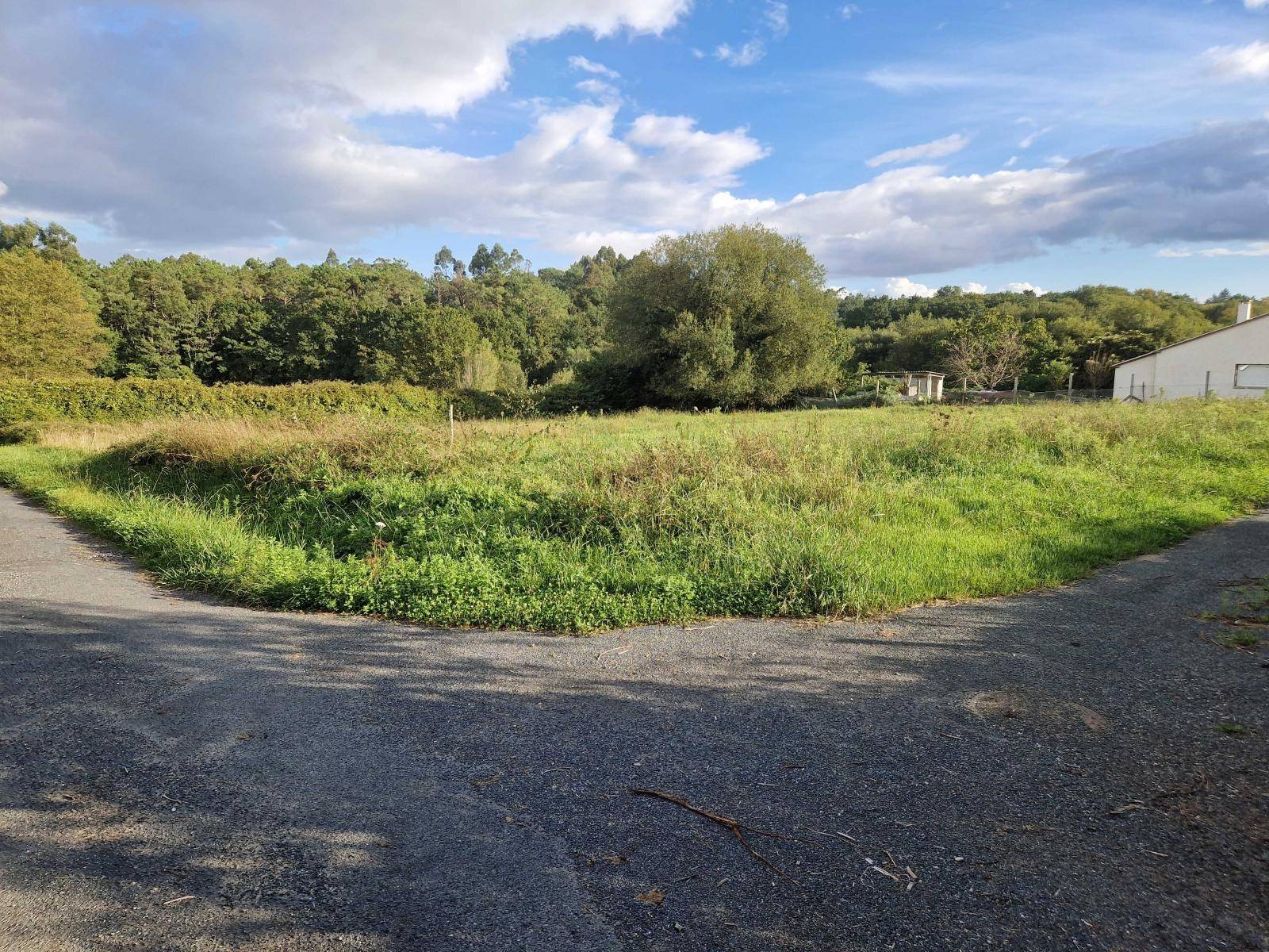 FINCA SOLEADA ZONA BASTAVALES, BRION, MUY CERCA DE BERTAMIRANS