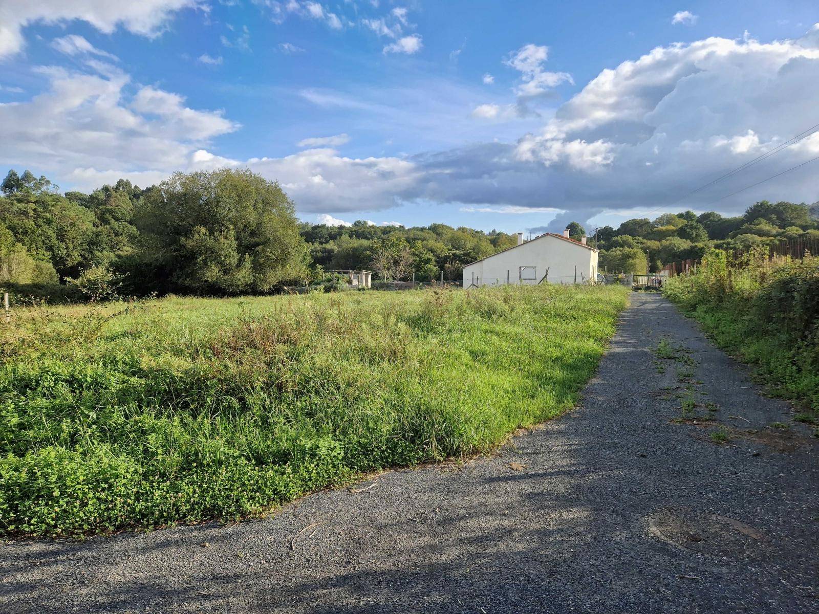 FINCA SOLEADA ZONA BASTAVALES, BRION, MUY CERCA DE BERTAMIRANS