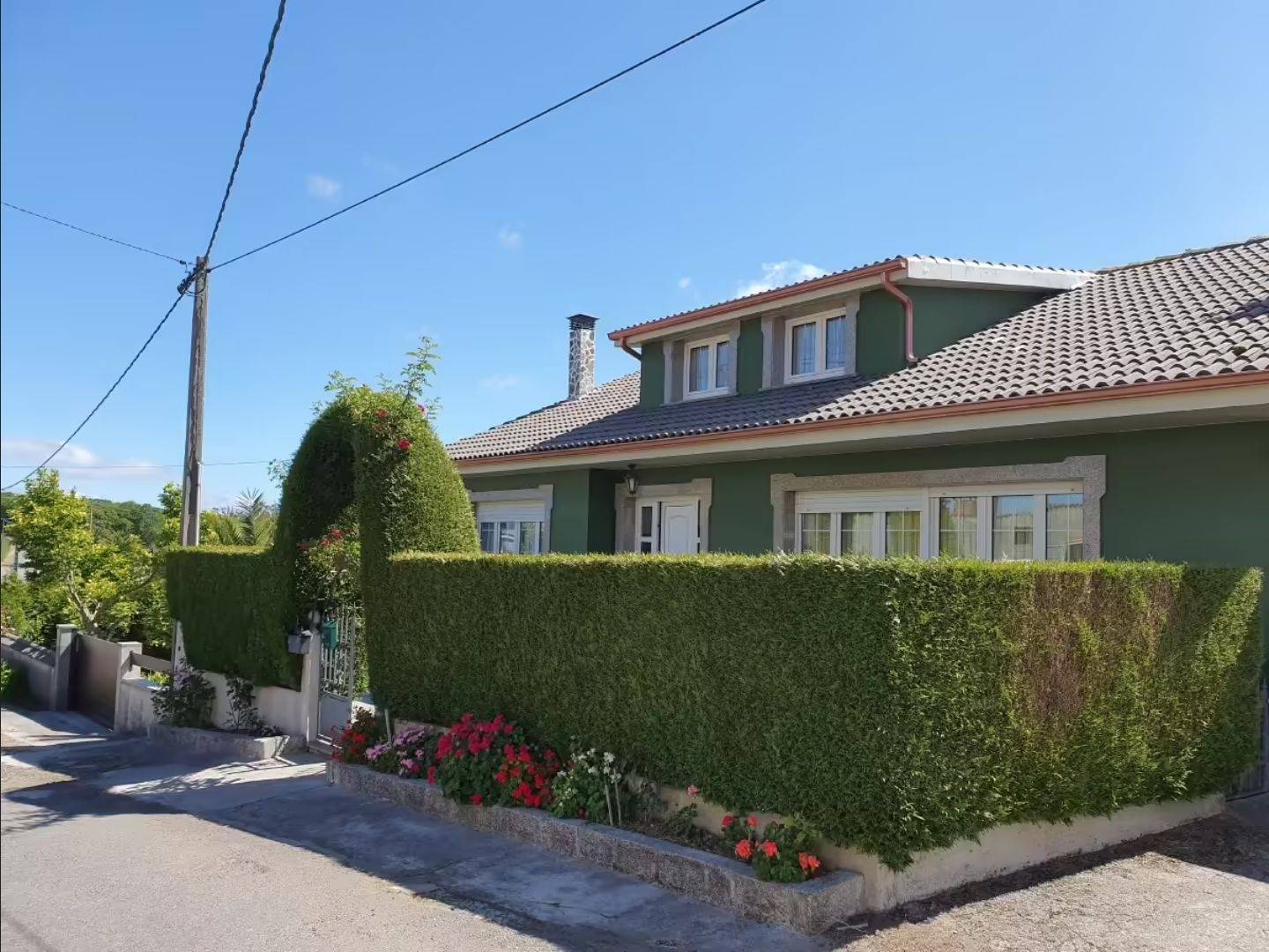 CASA IMPECABLE CON TERRENO EN ZONA DE ZAS