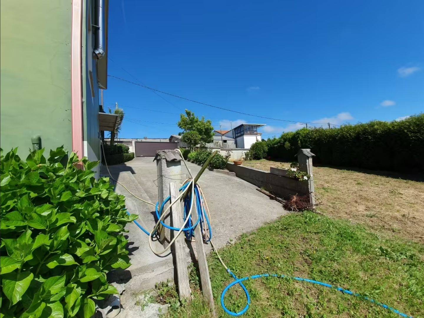 CASA IMPECABLE CON TERRENO EN ZONA DE ZAS