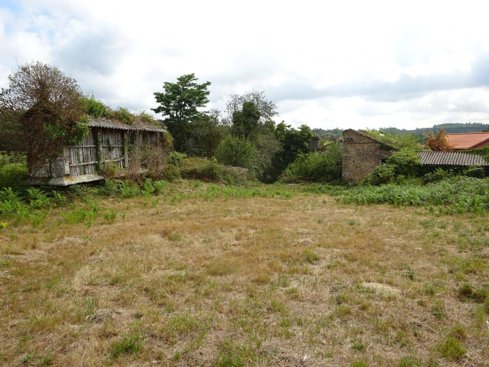 CASA DE PIEDRA CON TERRENO CERRADO ZONA DE VICESO, BRION