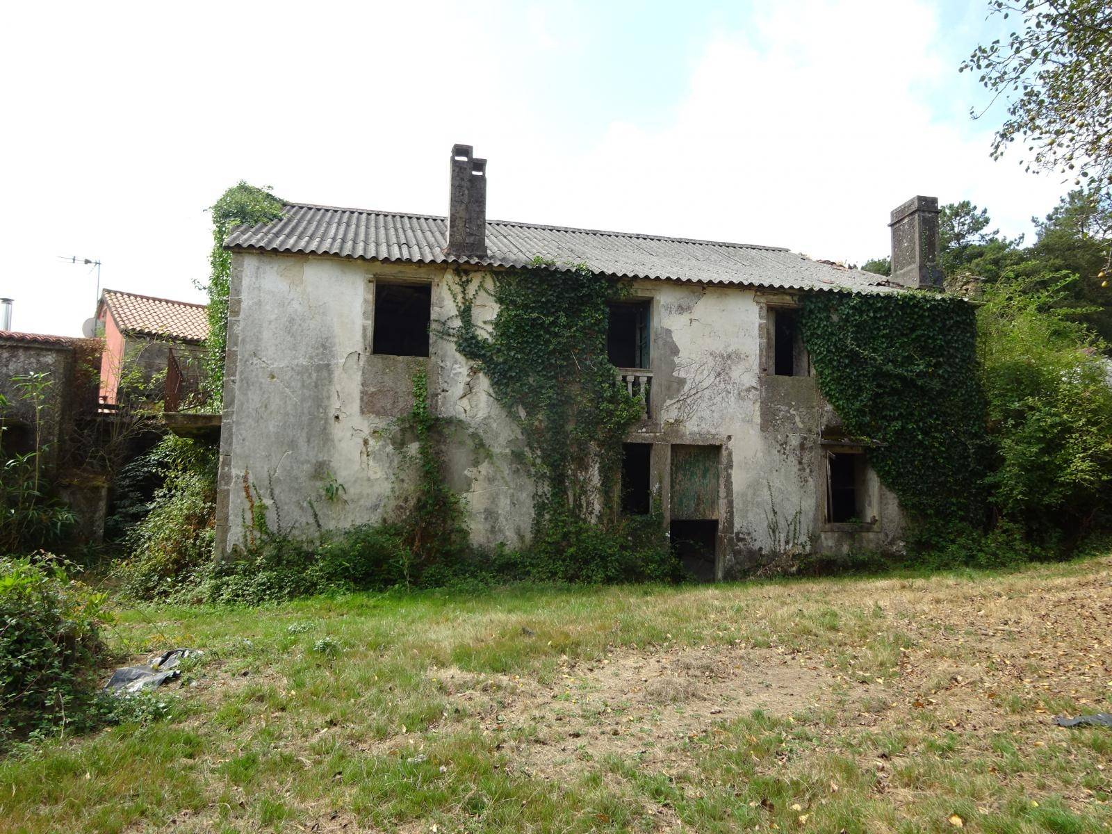 CASA DE PIEDRA CON TERRENO CERRADO ZONA DE VICESO, BRION