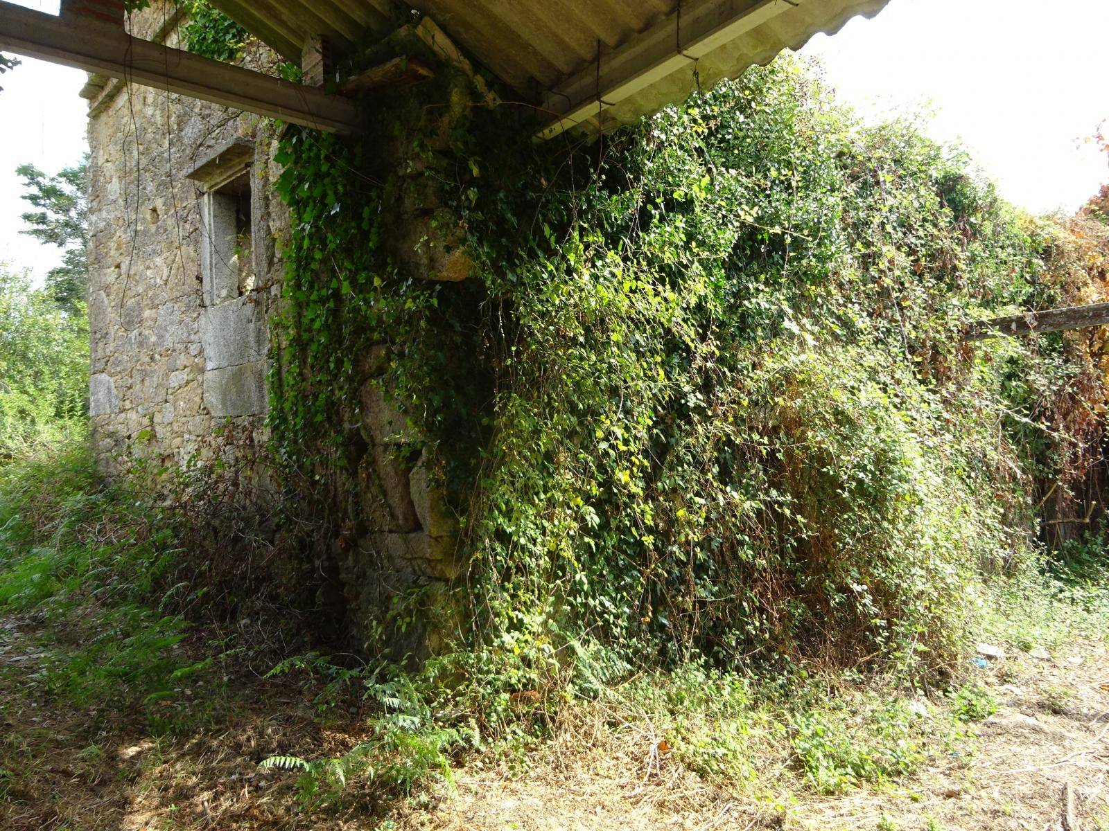 CASA DE PIEDRA CON TERRENO CERRADO ZONA DE VICESO, BRION