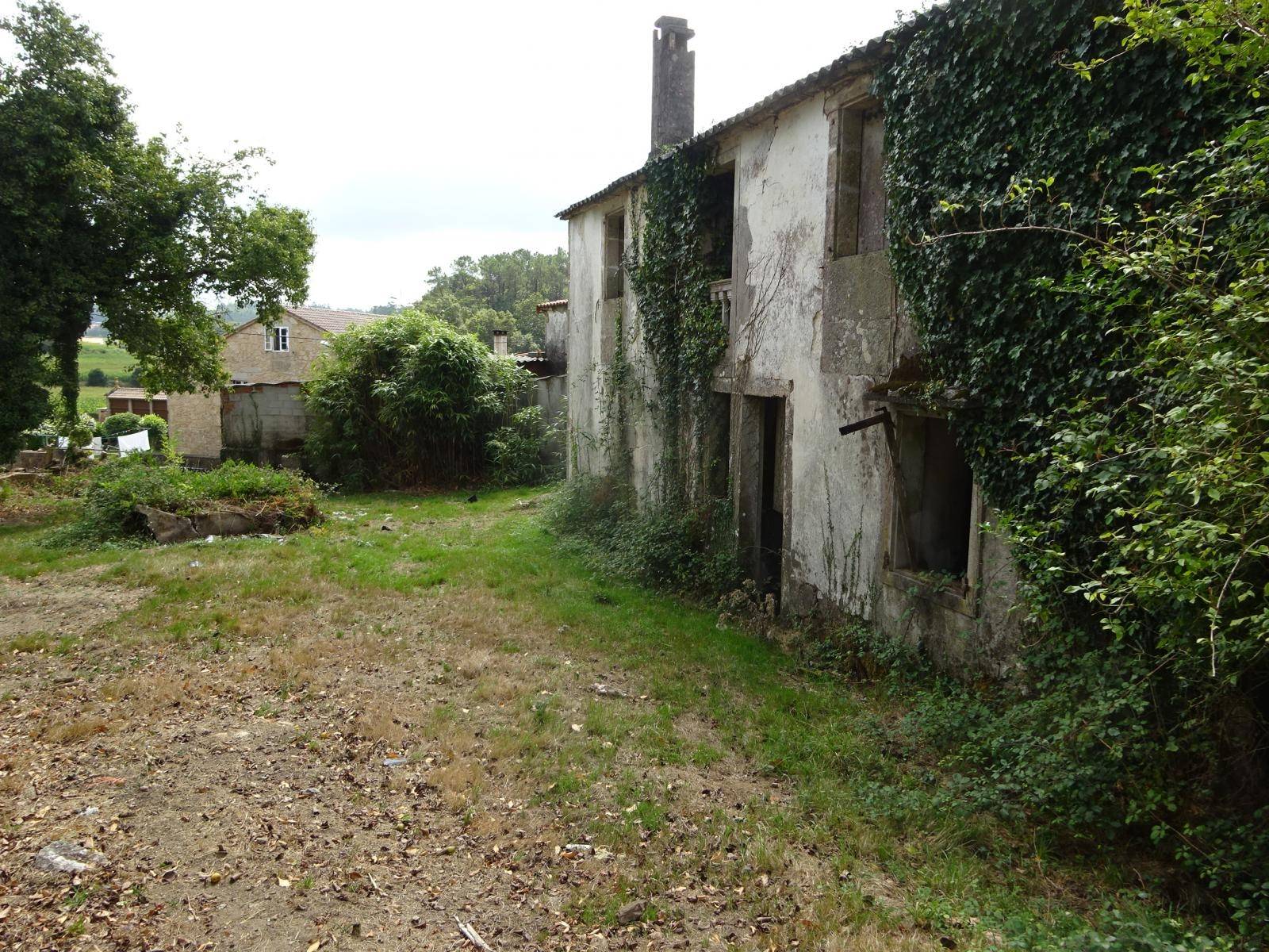 CASA DE PIEDRA CON TERRENO CERRADO ZONA DE VICESO, BRION