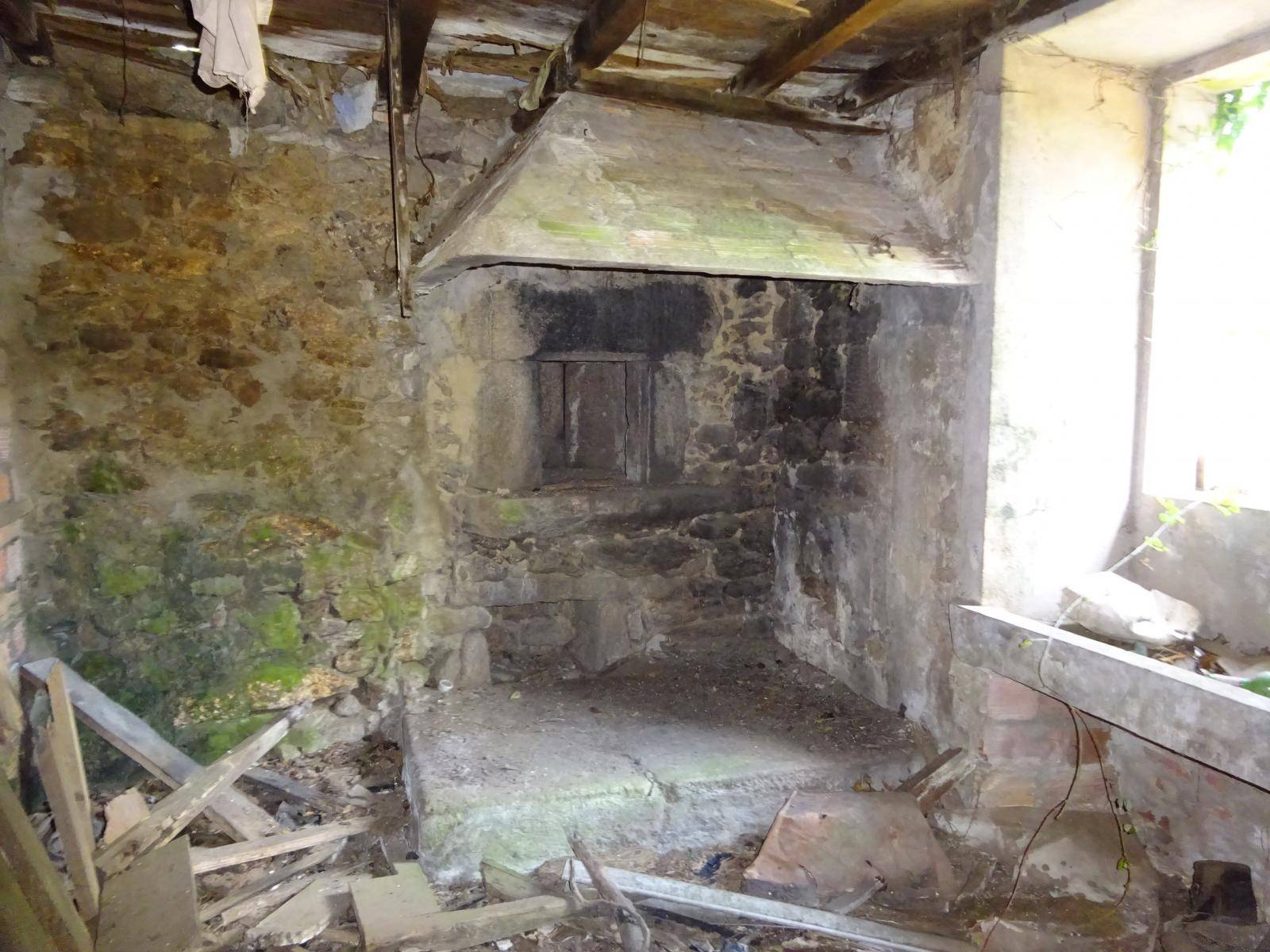 CASA DE PIEDRA CON TERRENO CERRADO ZONA DE VICESO, BRION