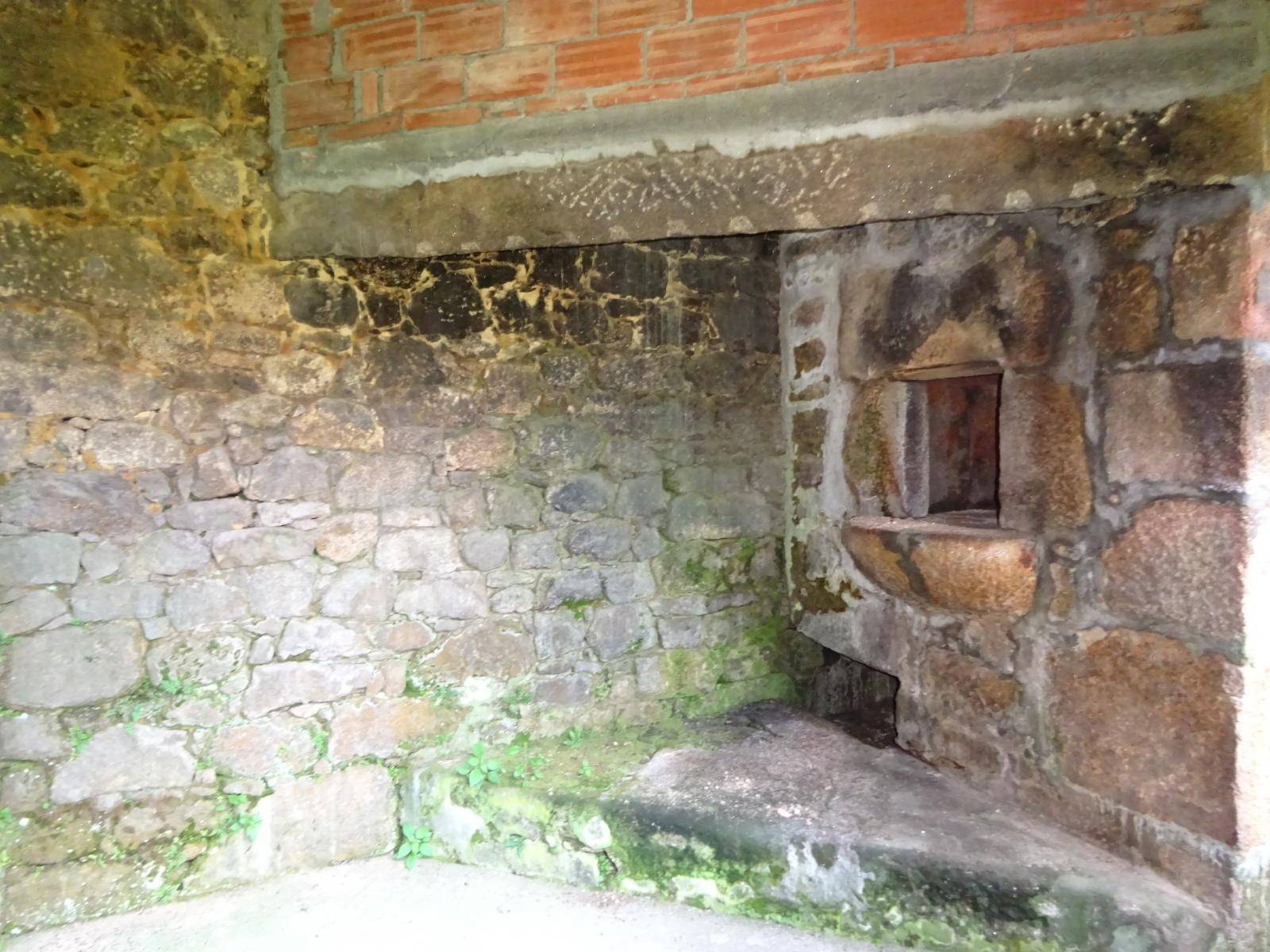 CASA DE PIEDRA CON ALMACEN EN ZONA DE BASTAVALES, BRION
