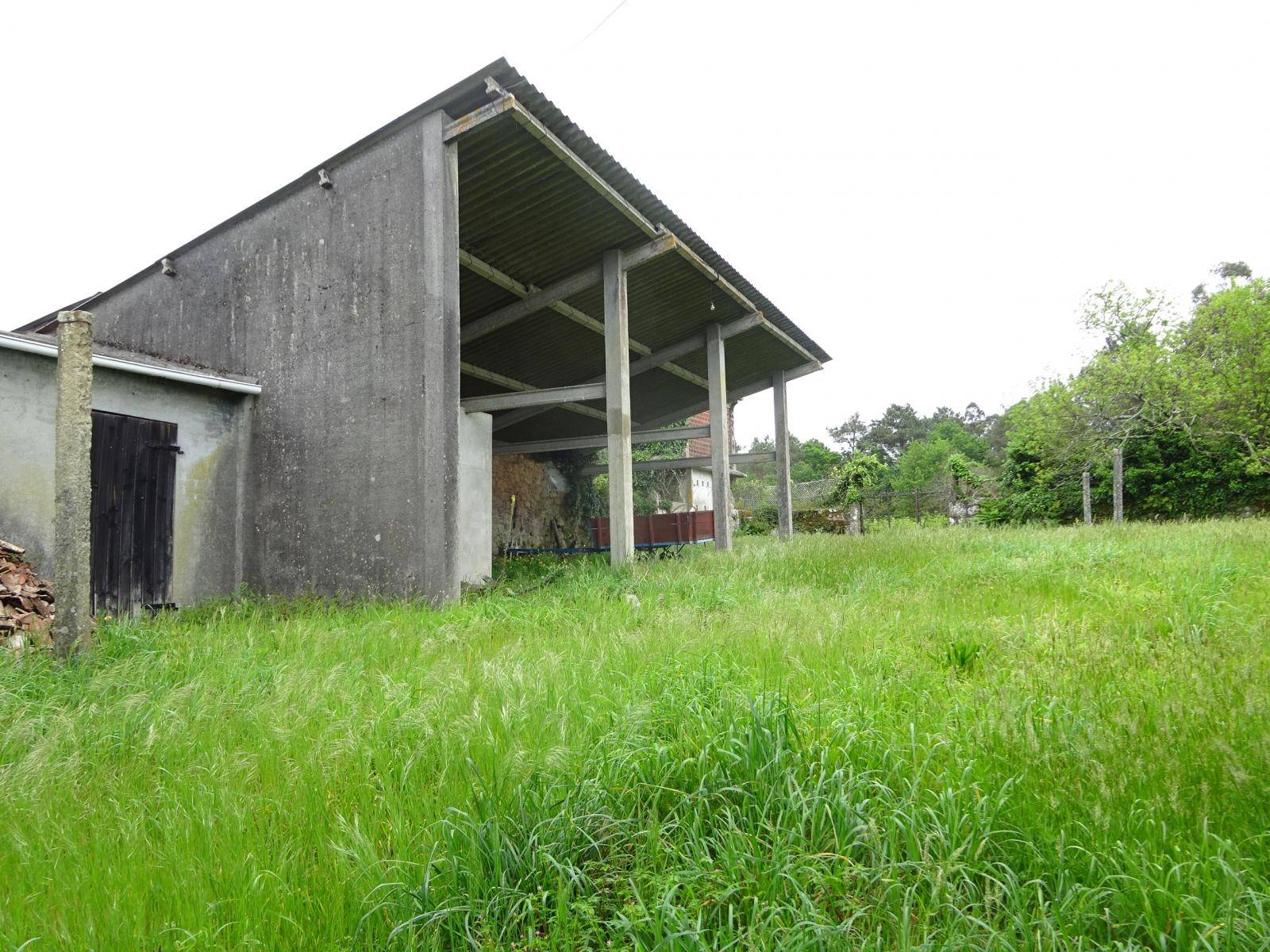 CASA DE PIEDRA CON ALMACEN EN ZONA DE BASTAVALES, BRION