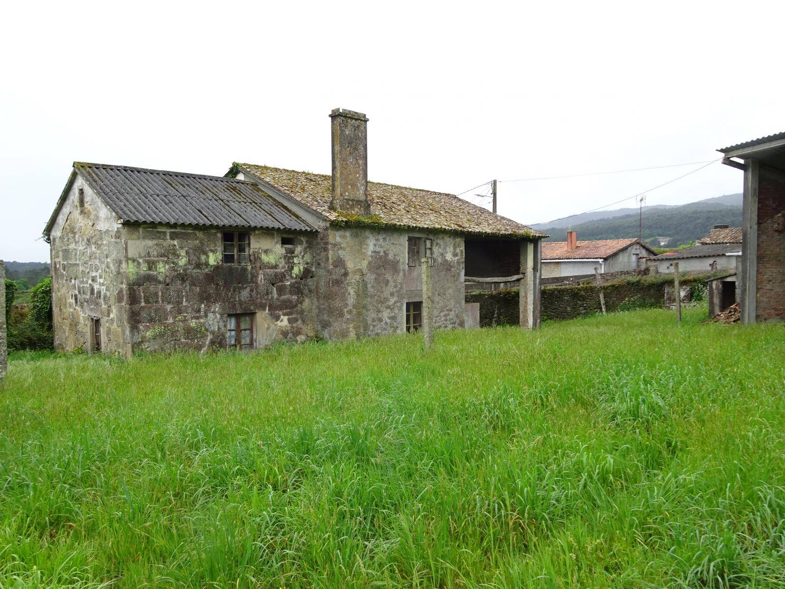 CASA DE PIEDRA CON ALMACEN EN ZONA DE BASTAVALES, BRION