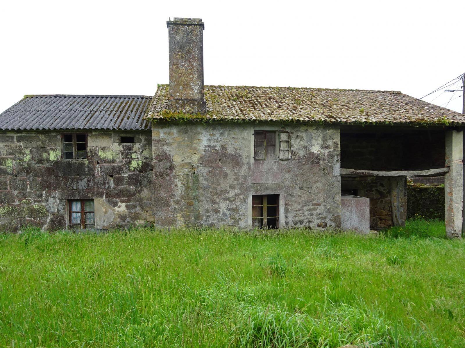 CASA DE PIEDRA CON ALMACEN EN ZONA DE BASTAVALES, BRION