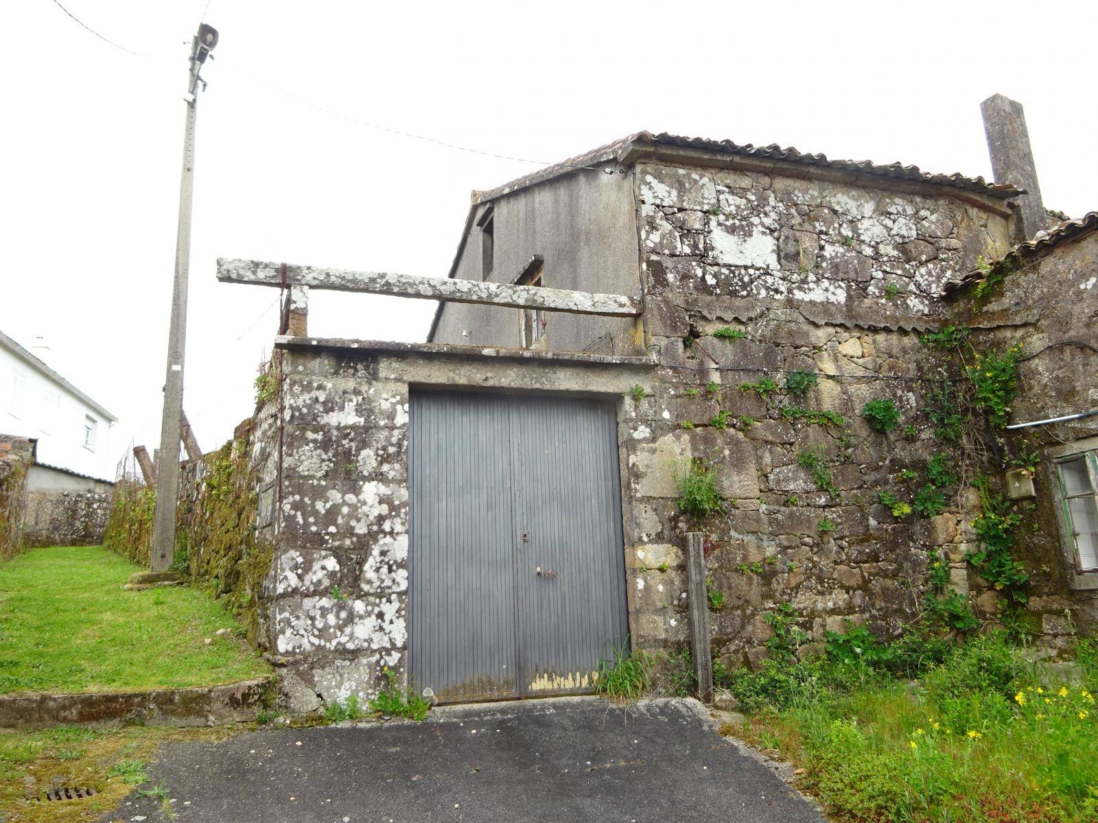 CASA DE PIEDRA CON ALMACEN EN ZONA DE BASTAVALES, BRION
