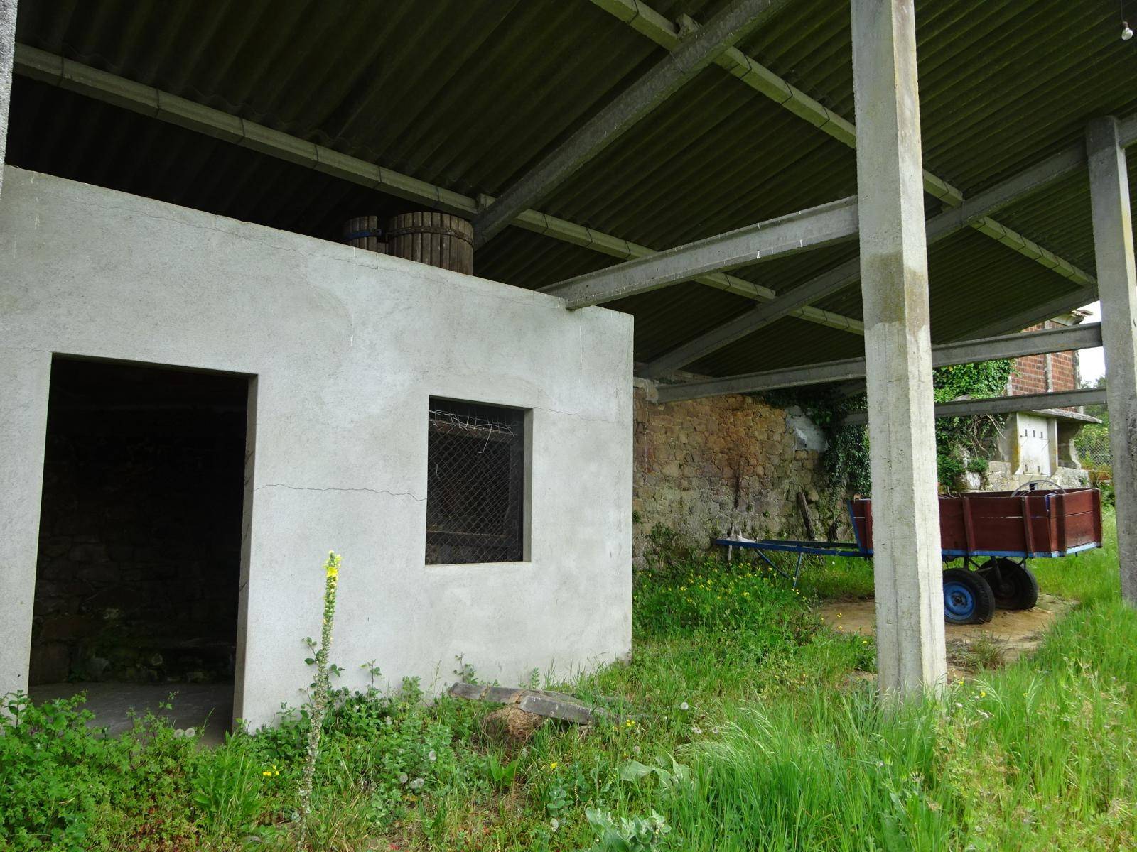 CASA DE PIEDRA CON ALMACEN EN ZONA DE BASTAVALES, BRION