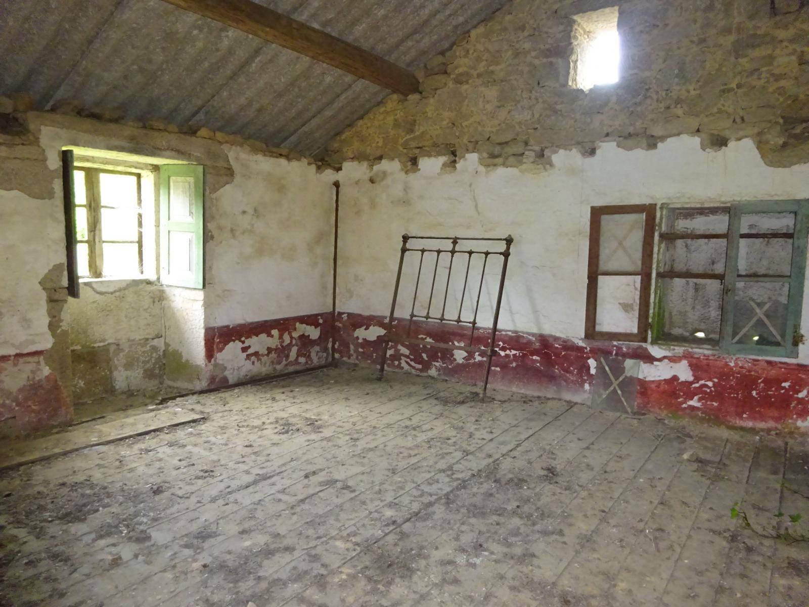 CASA DE PIEDRA CON ALMACEN EN ZONA DE BASTAVALES, BRION