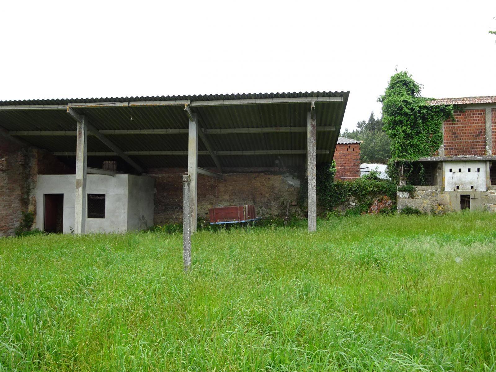 CASA DE PIEDRA CON ALMACEN EN ZONA DE BASTAVALES, BRION