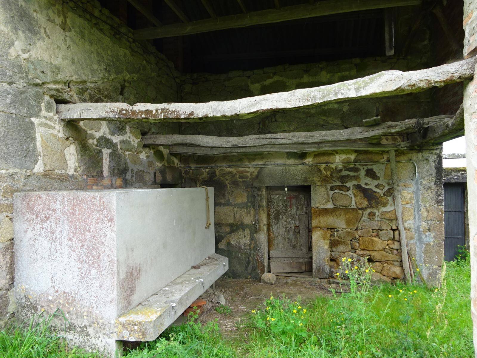 CASA DE PIEDRA CON ALMACEN EN ZONA DE BASTAVALES, BRION