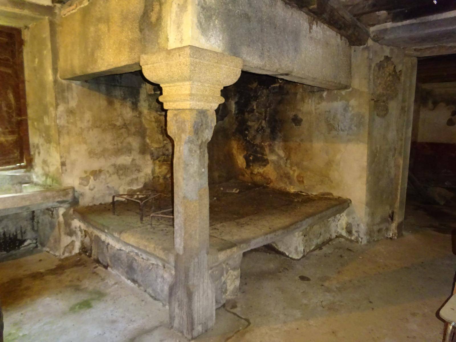 CASA DE PIEDRA CON ALMACEN EN ZONA DE BASTAVALES, BRION