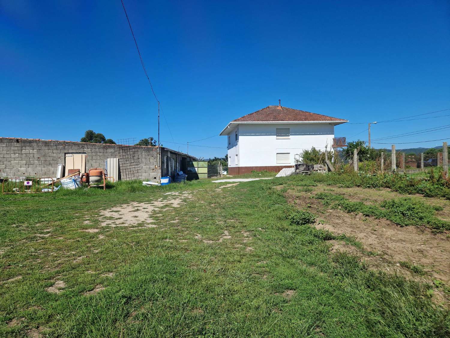 CASA ENORME CON TERRENO, AL LADO DE LA PLAYA