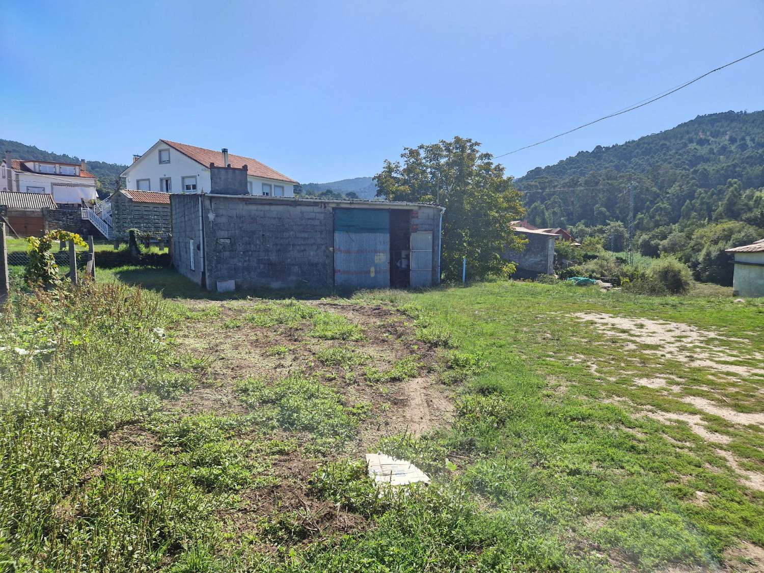 CASA ENORME CON TERRENO, AL LADO DE LA PLAYA