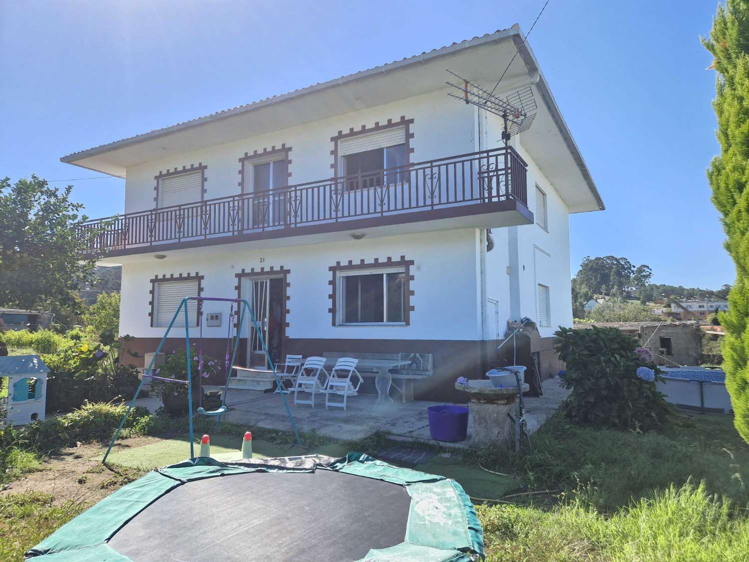 CASA ENORME CON TERRENO, AL LADO DE LA PLAYA