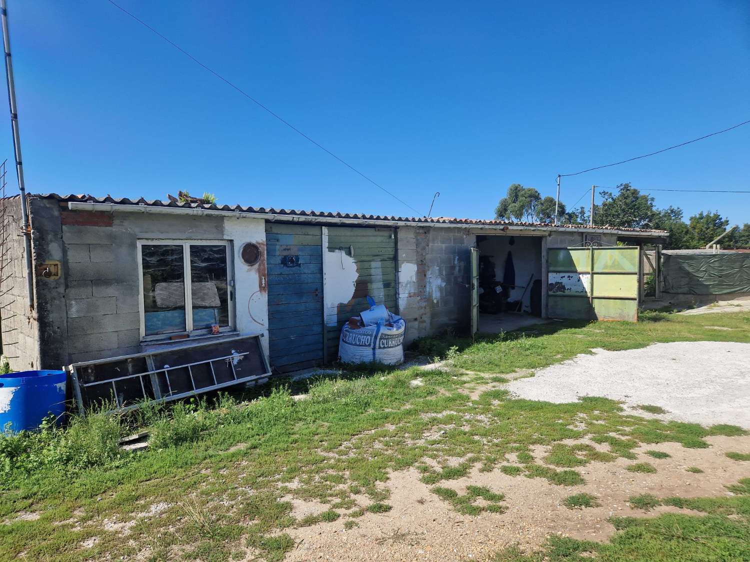 CASA ENORME CON TERRENO, AL LADO DE LA PLAYA