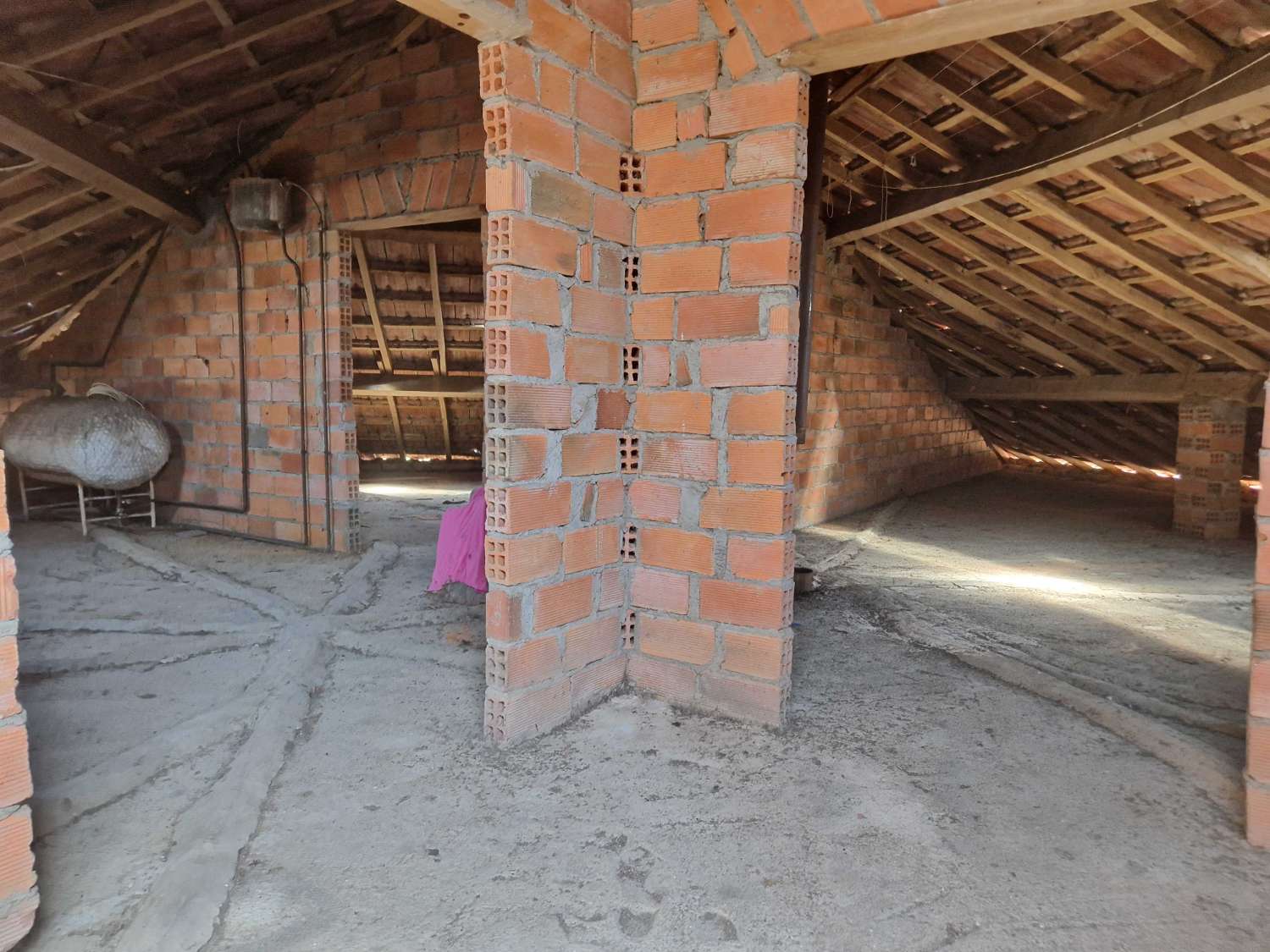 CASA ENORME CON TERRENO, AL LADO DE LA PLAYA