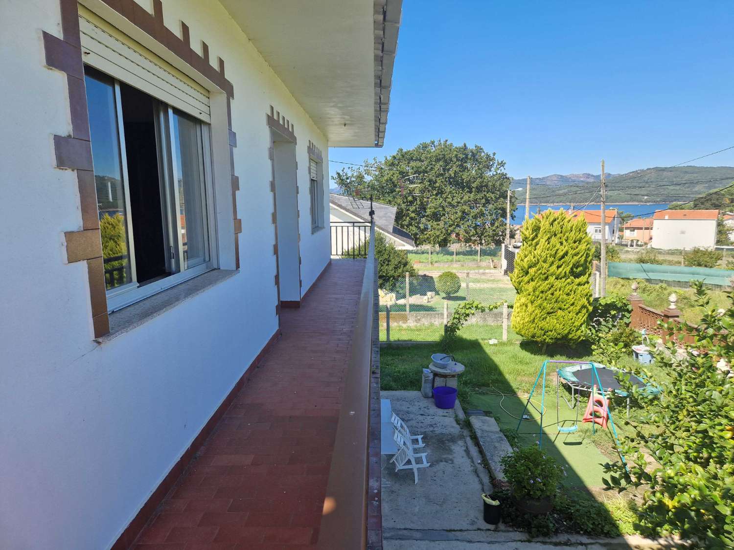 CASA ENORME CON TERRENO, AL LADO DE LA PLAYA