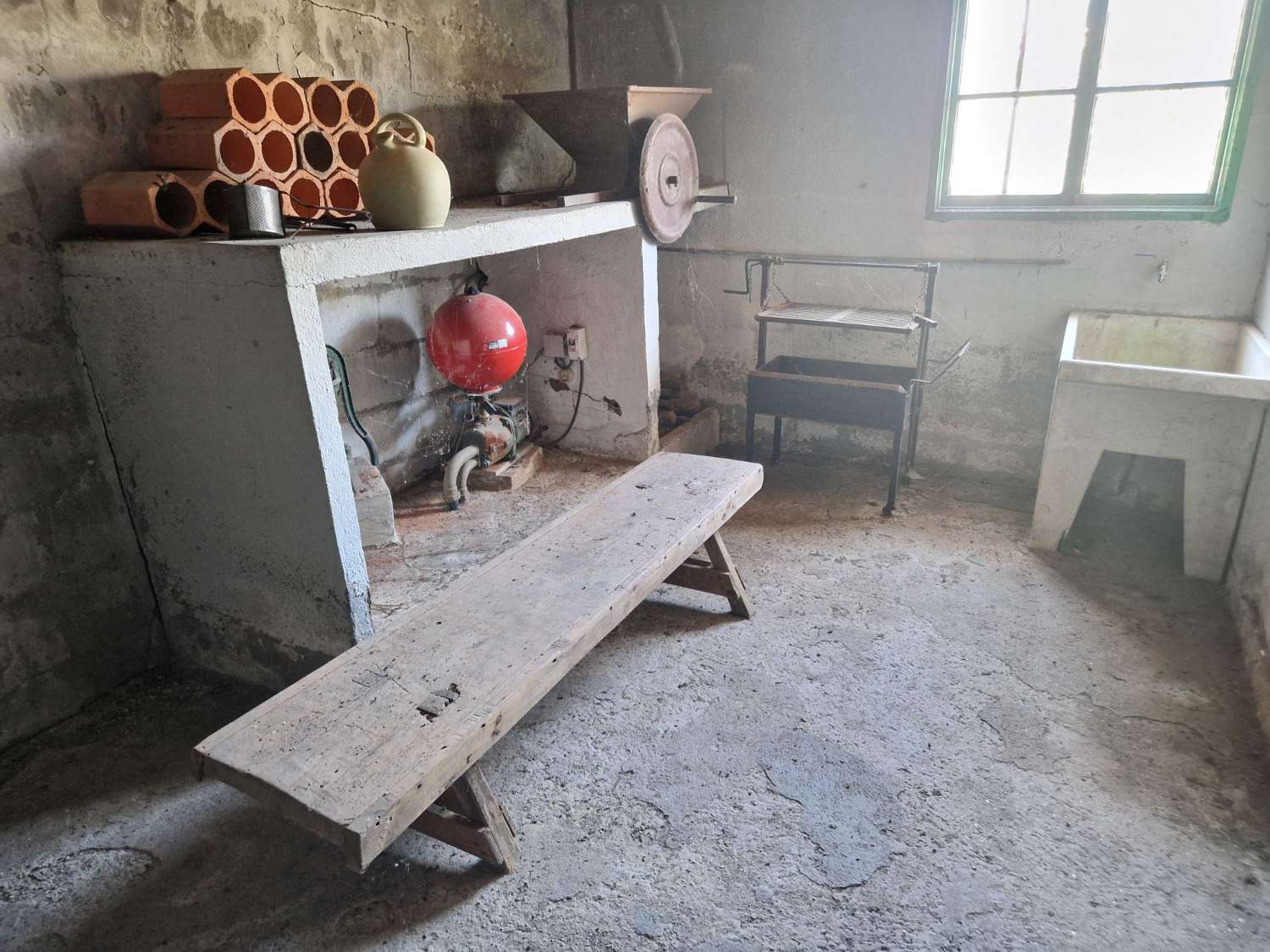 CASA AMPLIA CON TERRENO EN ZONA DE CALO, TEO