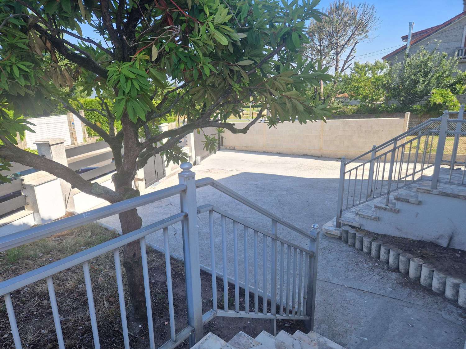 CASA AMPLIA CON TERRENO EN ZONA DE CALO, TEO