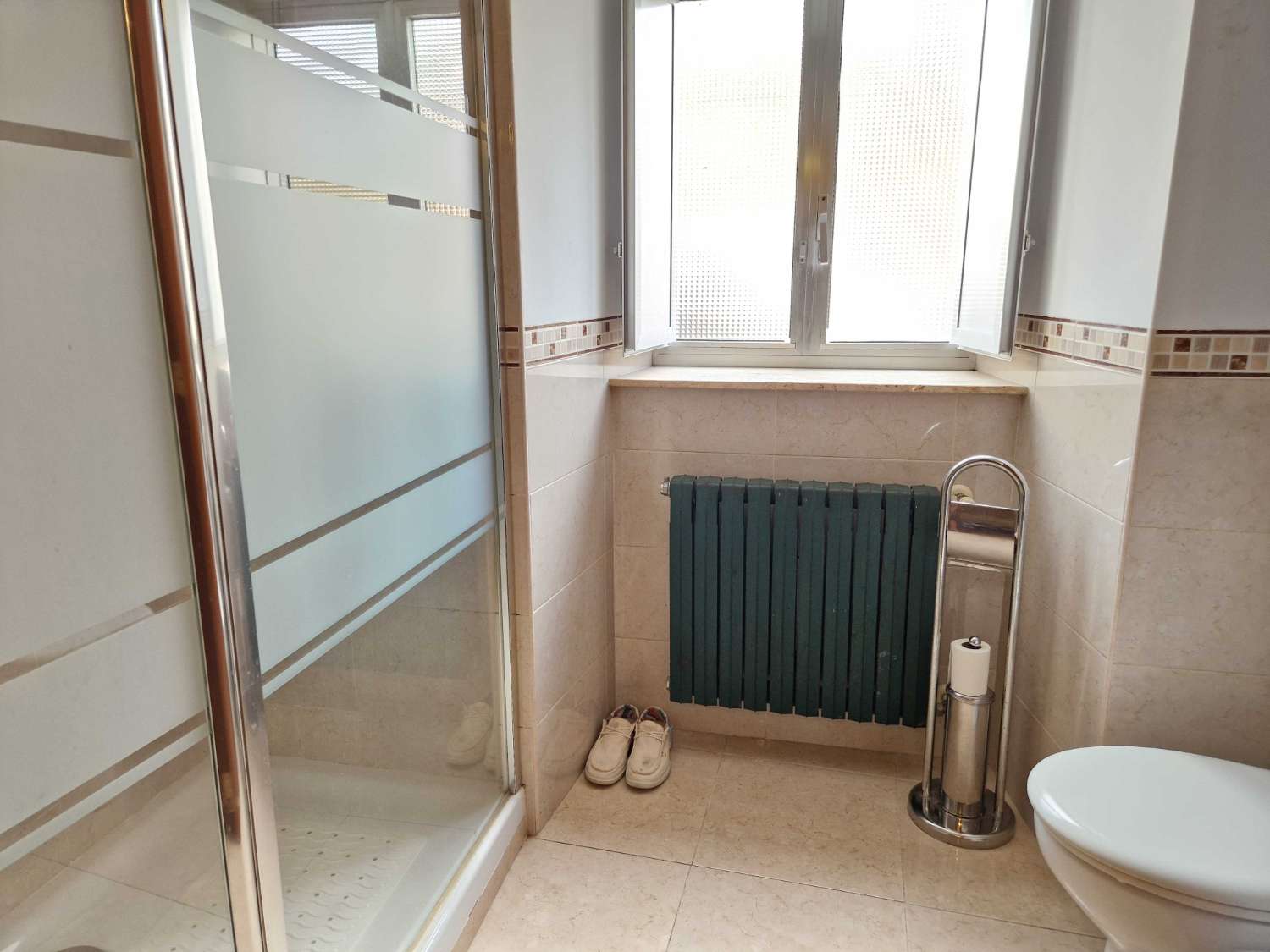 CASA AMPLIA Y LUMINOSA EN ZONA DE CALO, TEO