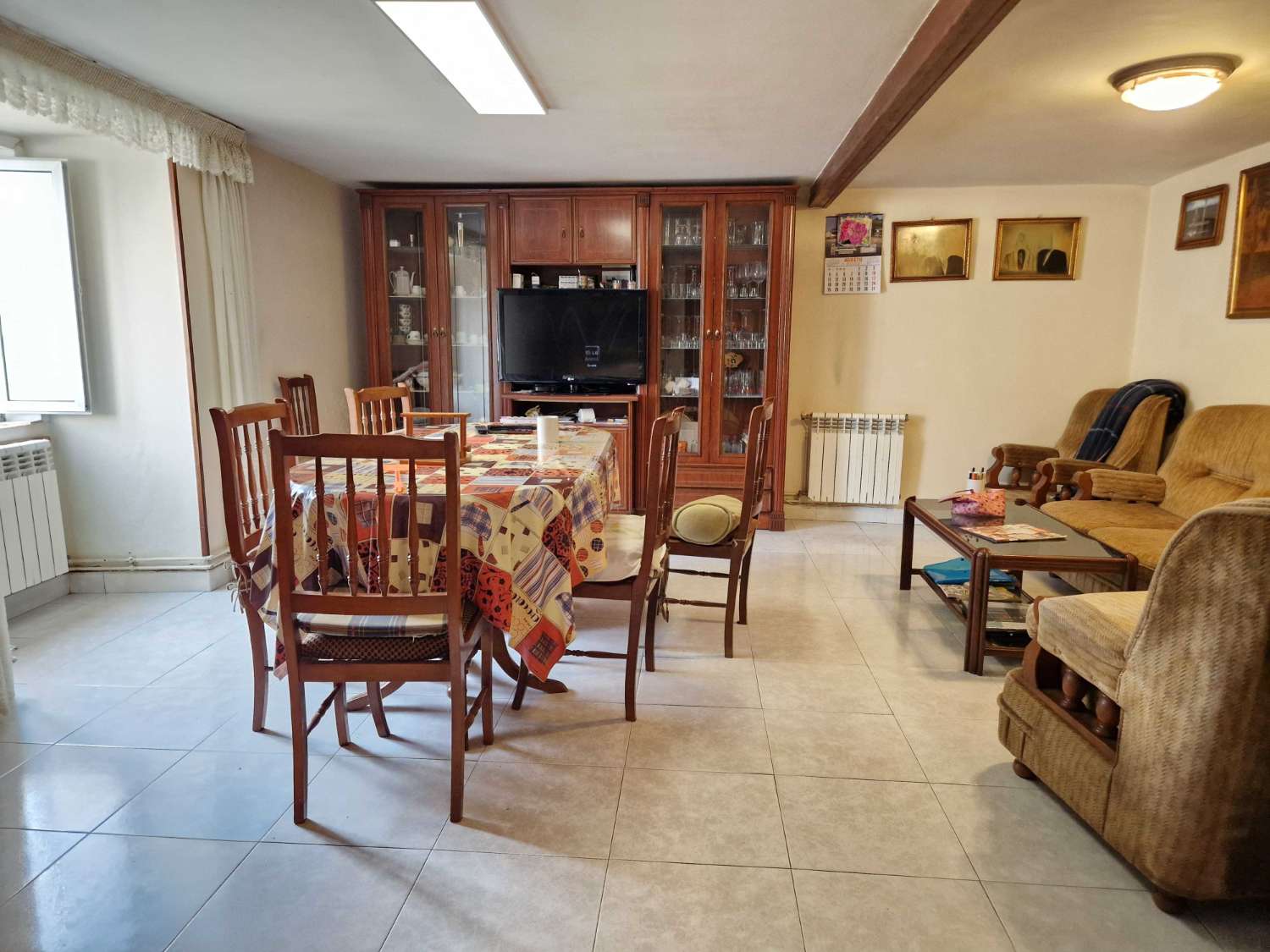 CASA AMPLIA Y LUMINOSA EN ZONA DE CALO, TEO