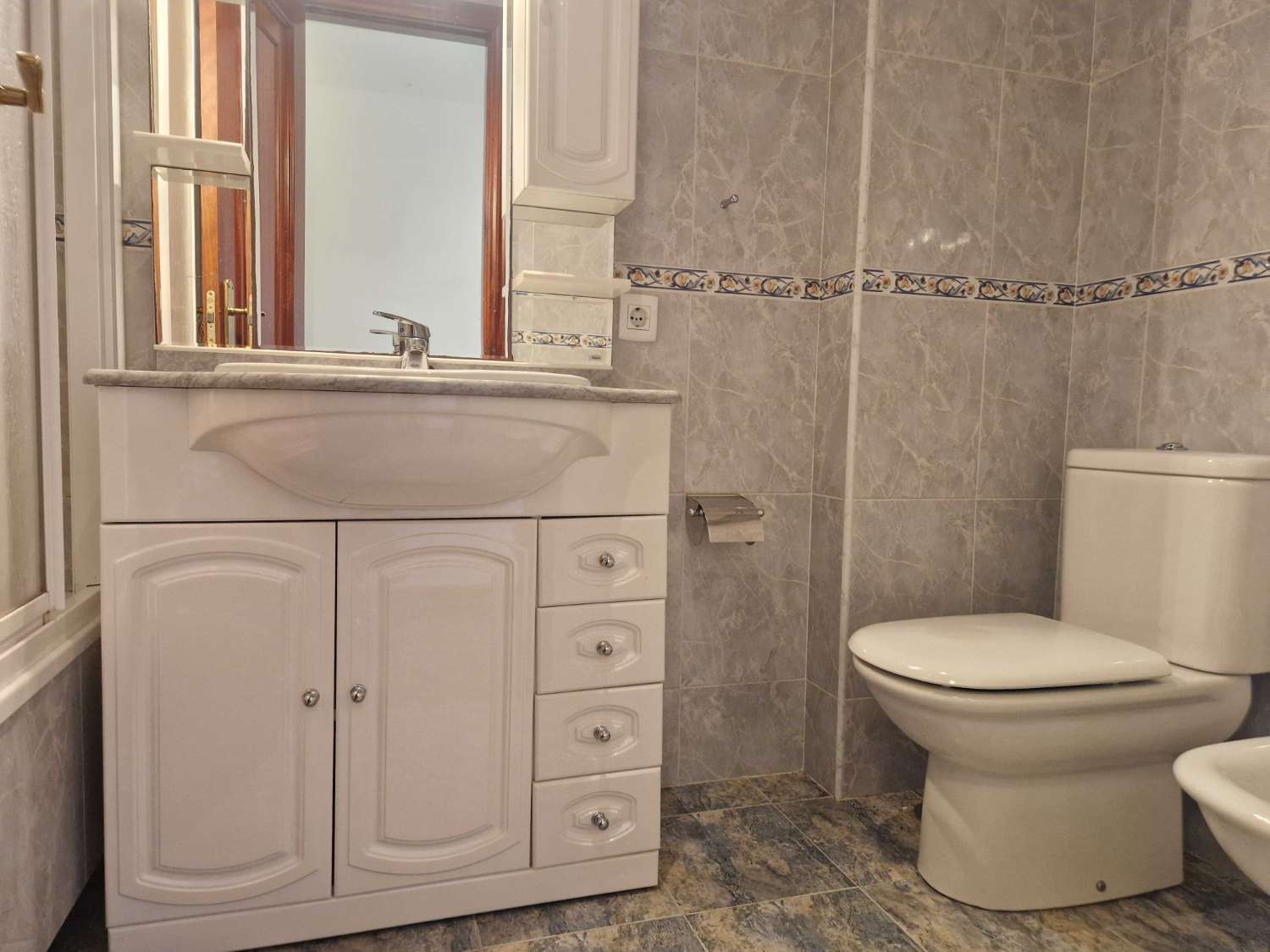 PISO AMPLIO E IMPECABLE EN URDILDE