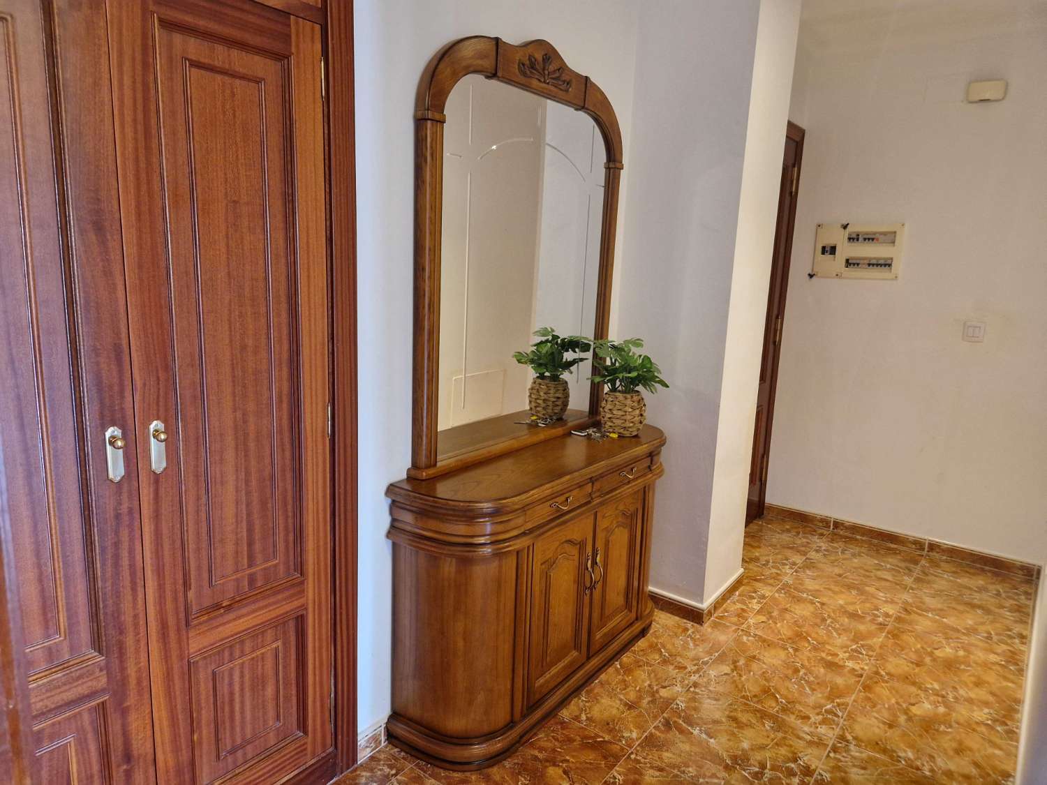 PISO AMPLIO E IMPECABLE EN URDILDE