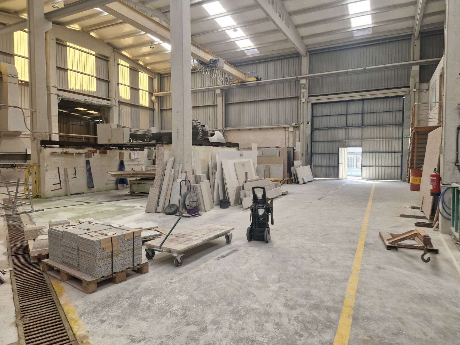 NAVE INDUSTRIAL CON TALLER DE MARMOLES EN POLIGONO DE NOIA
