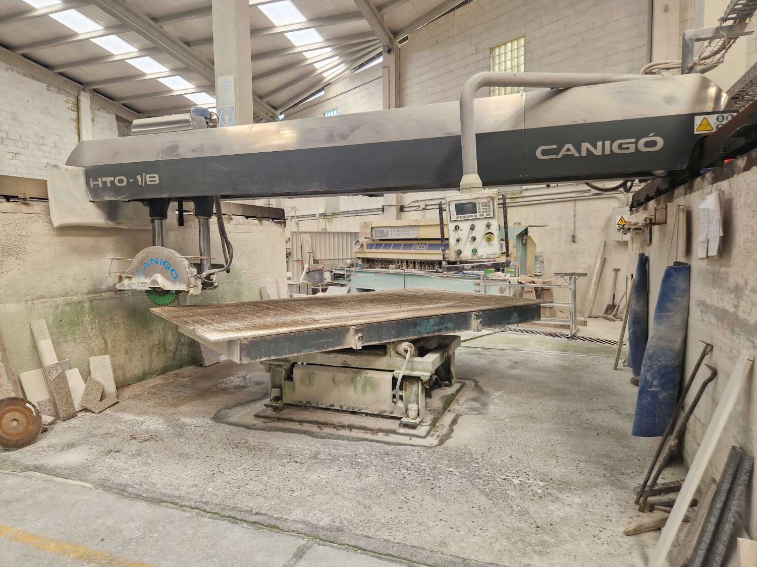 NAVE INDUSTRIAL CON TALLER DE MARMOLES EN POLIGONO DE NOIA