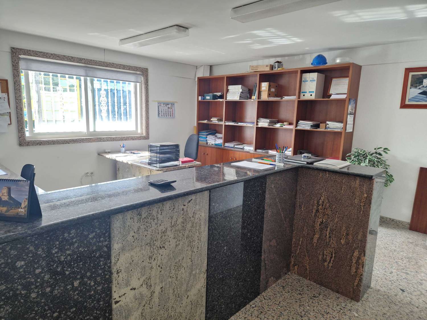 NAVE INDUSTRIAL CON TALLER DE MARMOLES EN POLIGONO DE NOIA