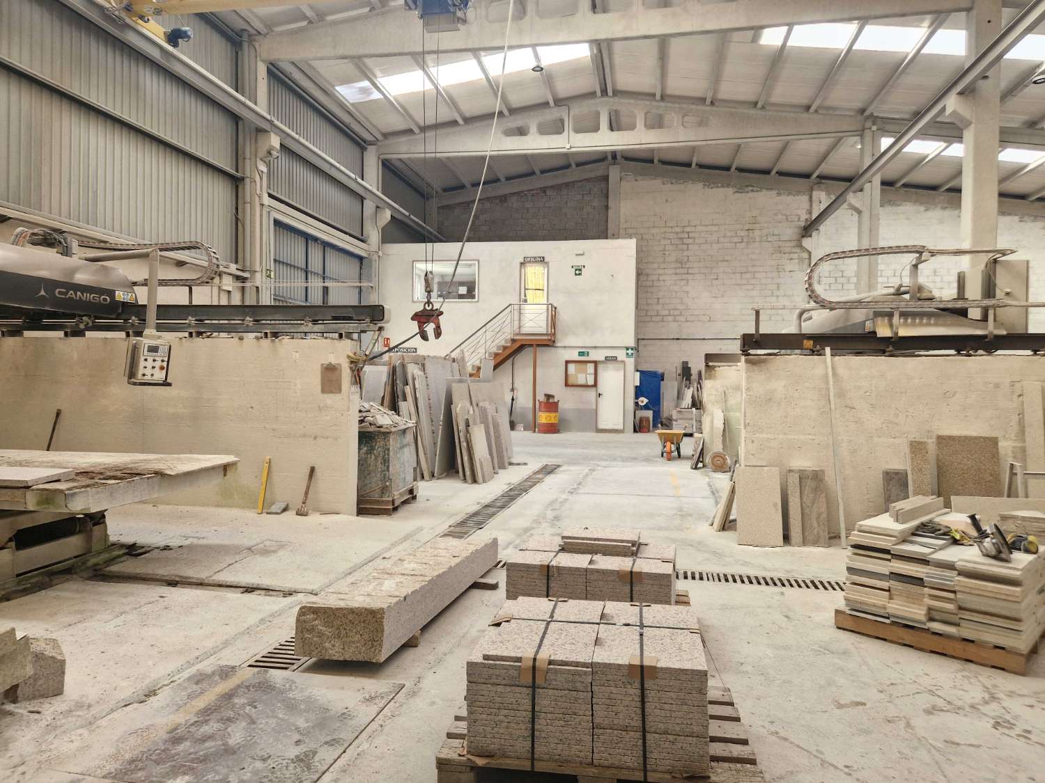 NAVE INDUSTRIAL CON TALLER DE MARMOLES EN POLIGONO DE NOIA