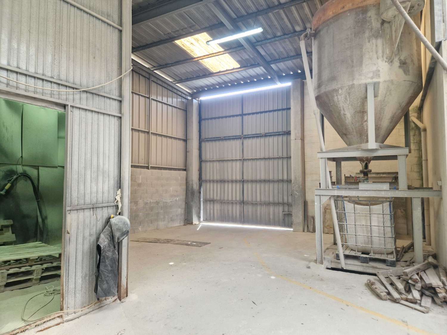 NAVE INDUSTRIAL CON TALLER DE MARMOLES EN POLIGONO DE NOIA
